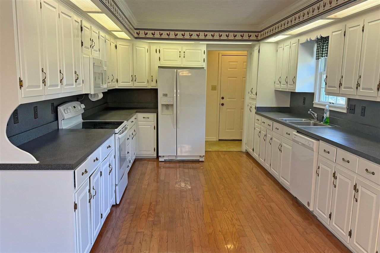 Scottsville, Kentucky, 42164, United States, 4 Bedrooms Bedrooms, ,3 BathroomsBathrooms,Residential,For Sale,1995978