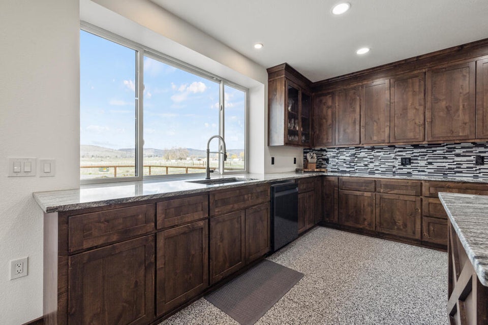 Klamath Falls, Oregon, 97603, United States, 3 Bedrooms Bedrooms, ,3 BathroomsBathrooms,Residential,For Sale,1878382