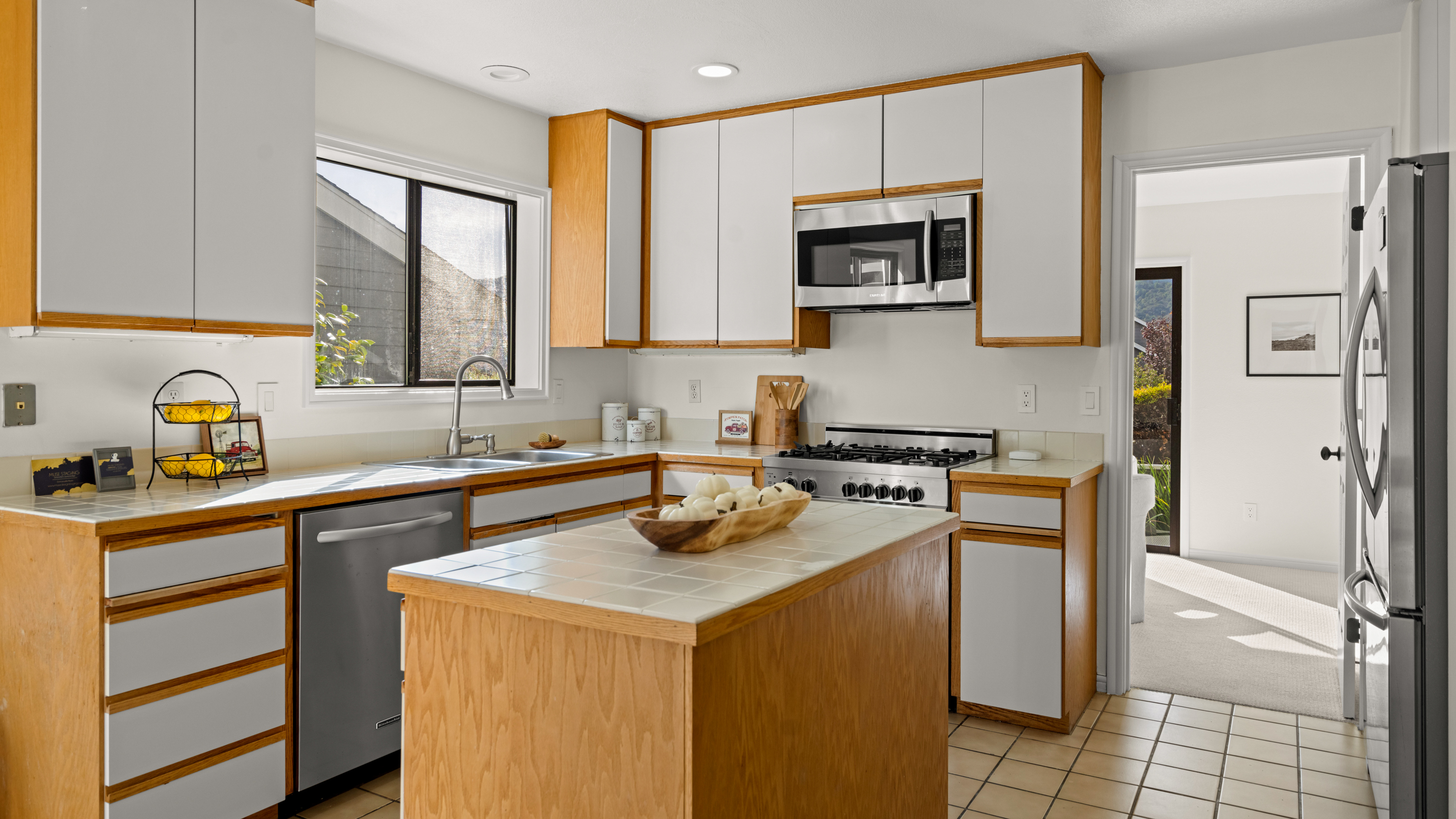  Rare End-Unit Retreat With Views - 物件實景