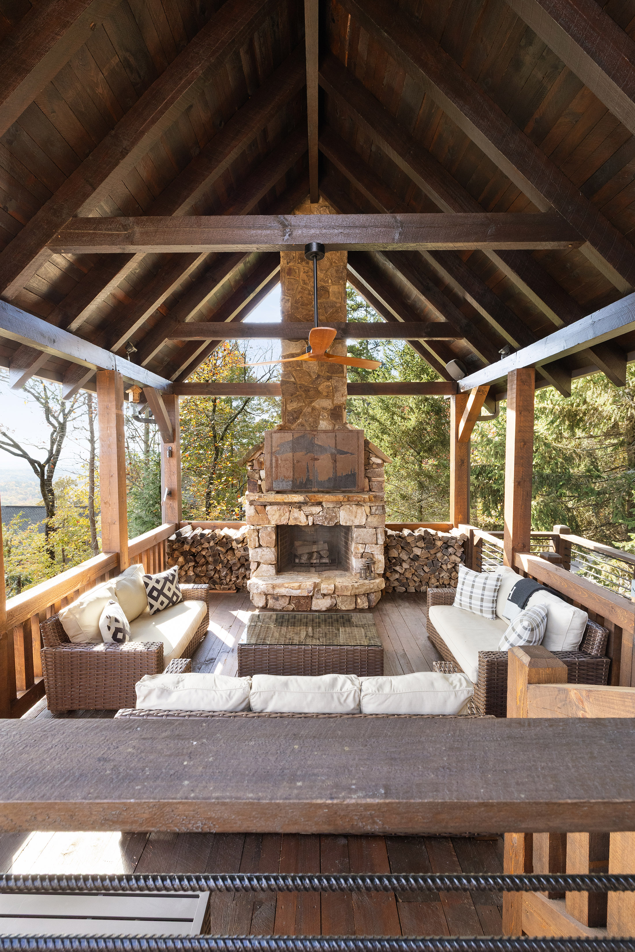  Mineral Bluff Retreat Offers Resort-caliber Outdoor Living and Sweeping Views - 物件實景