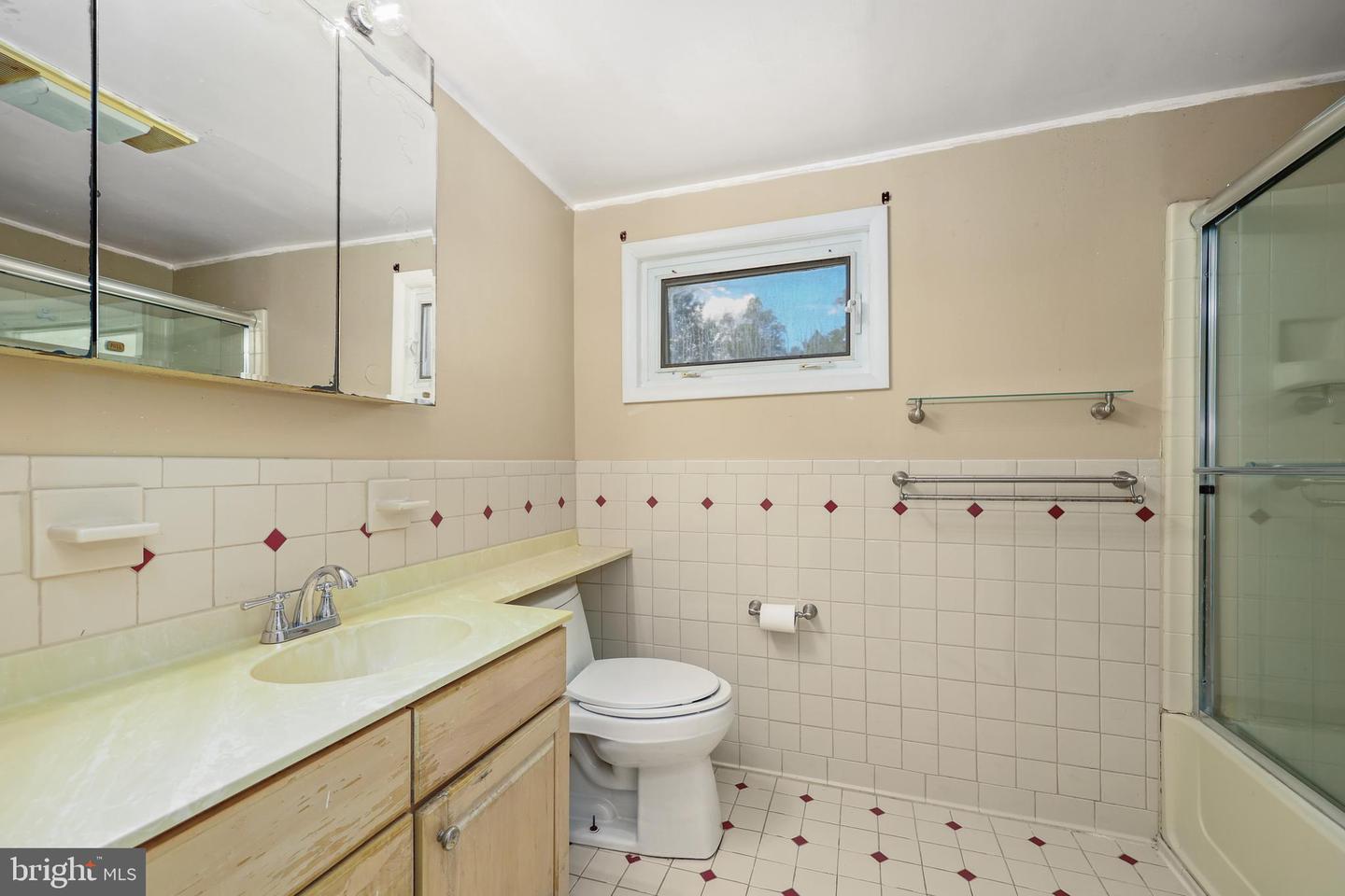 Falls Church, Virginia, 22042, United States, 5 Bedrooms Bedrooms, ,2 BathroomsBathrooms,Residential,For Sale,1932563