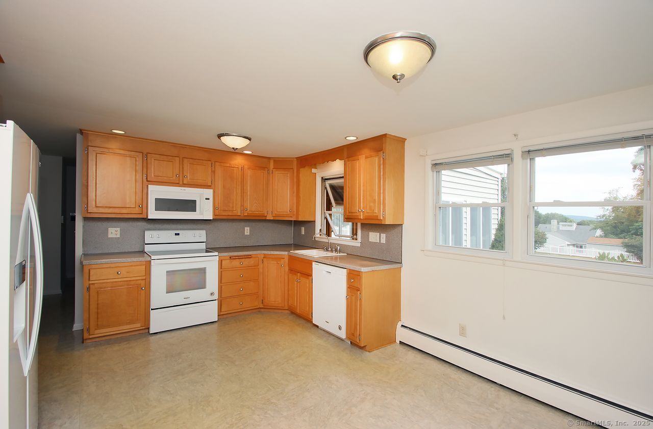 North Haven, Connecticut, 06473, United States, 3 Bedrooms Bedrooms, ,2 BathroomsBathrooms,Residential,For Sale,1926268
