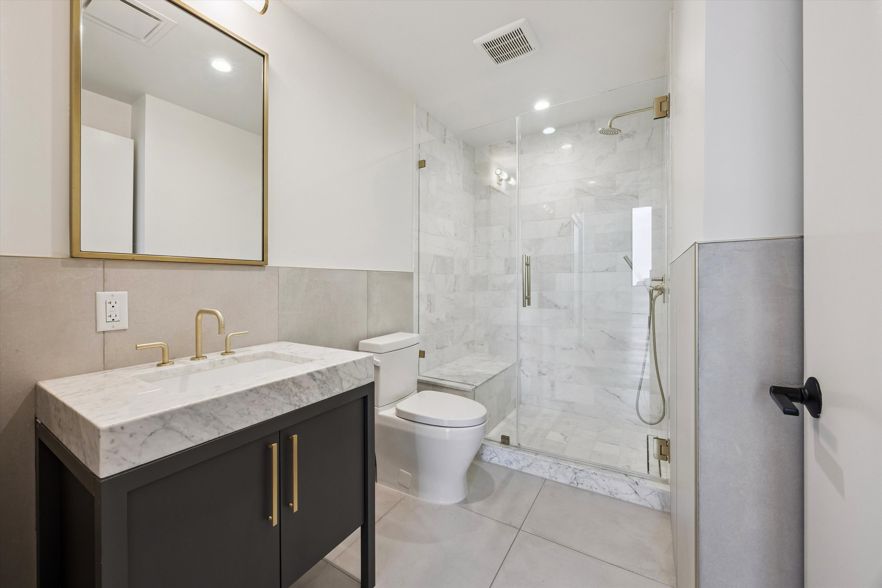  Lake View 2 Bedroom Condo with Flex Space at 70 Rainey - 物件實景