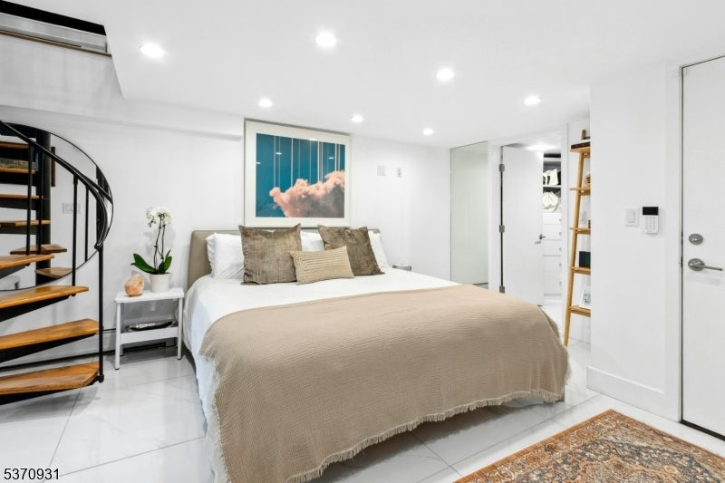 Jersey City, New Jersey, 07302, United States, 1 Bedroom Bedrooms, ,2 BathroomsBathrooms,Residential,For Sale,1942665