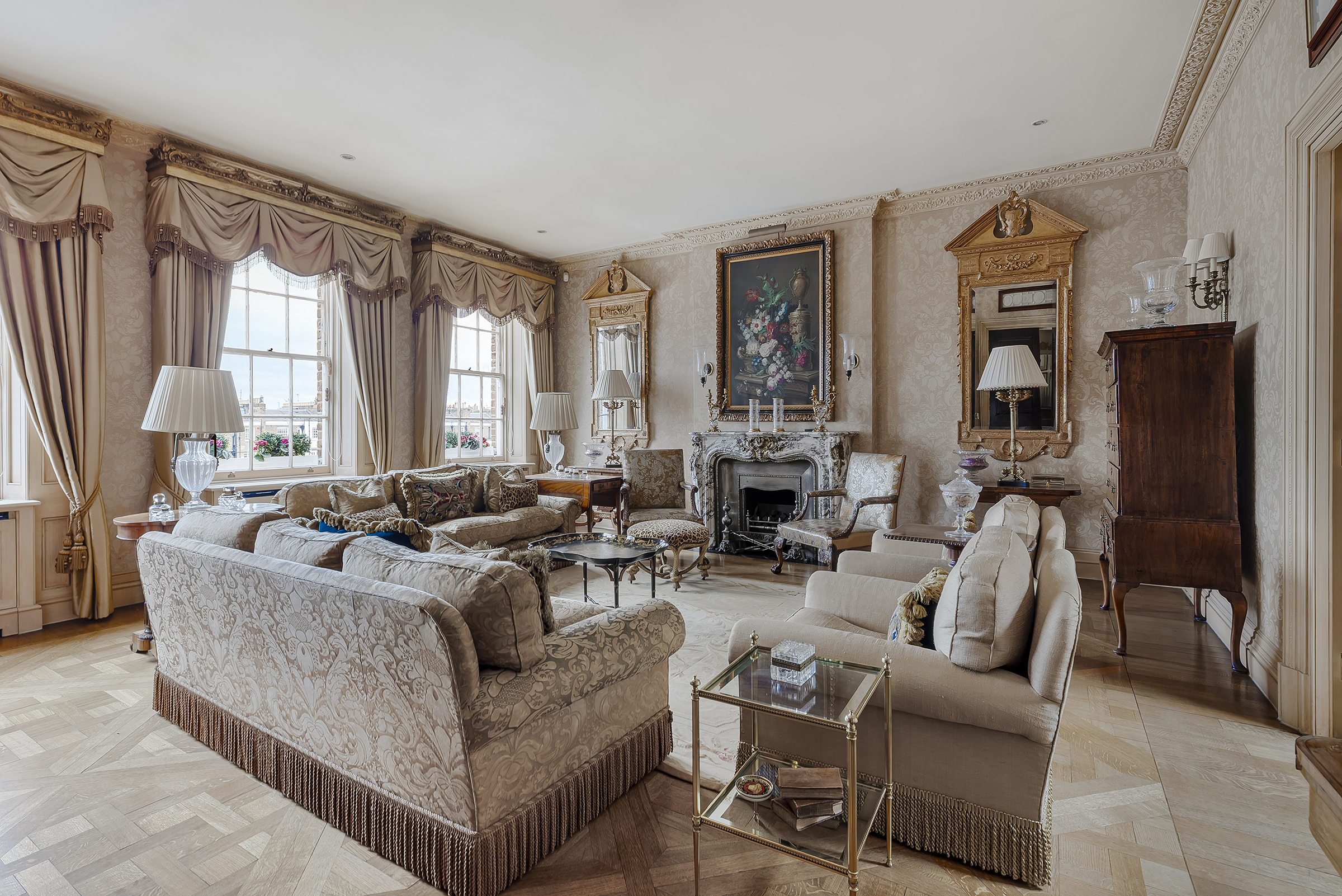  A Grand Lateral Penthouse with Direct Lift Access on Chesham Place - 物件實景