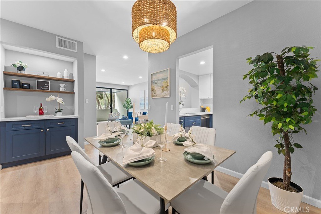 Ventura, California, 93001, United States, 2 Bedrooms Bedrooms, ,1 BathroomBathrooms,Residential,For Sale,1990388