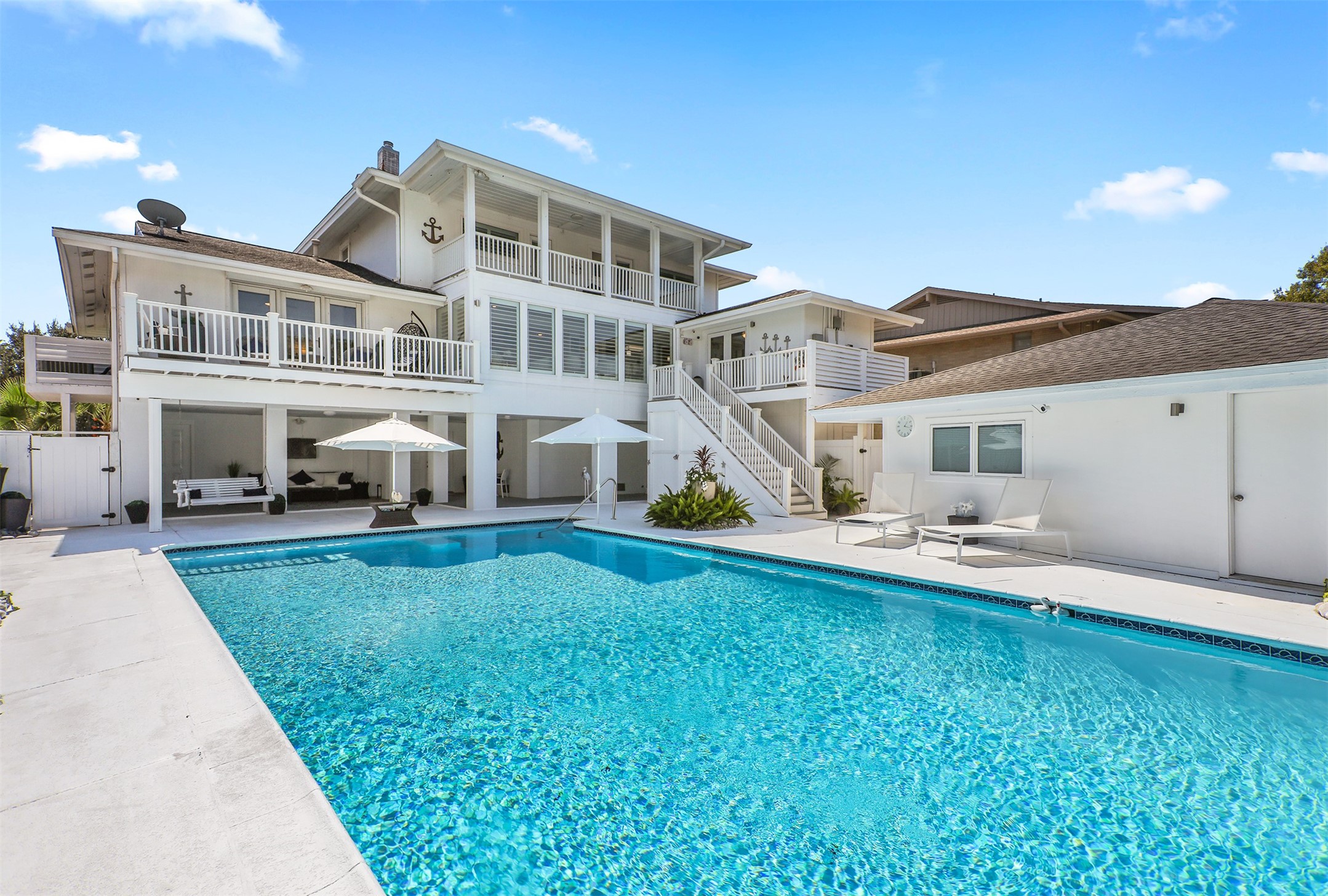 Nassau Bay, Texas, 77058, United States, 5 Bedrooms Bedrooms, ,5 BathroomsBathrooms,Residential,For Sale,1988330