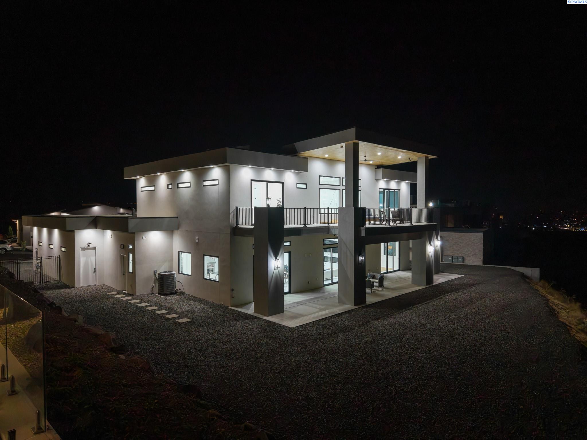 Kennewick, Washington, 99338, United States, 4 Bedrooms Bedrooms, ,6 BathroomsBathrooms,Residential,For Sale,1981644