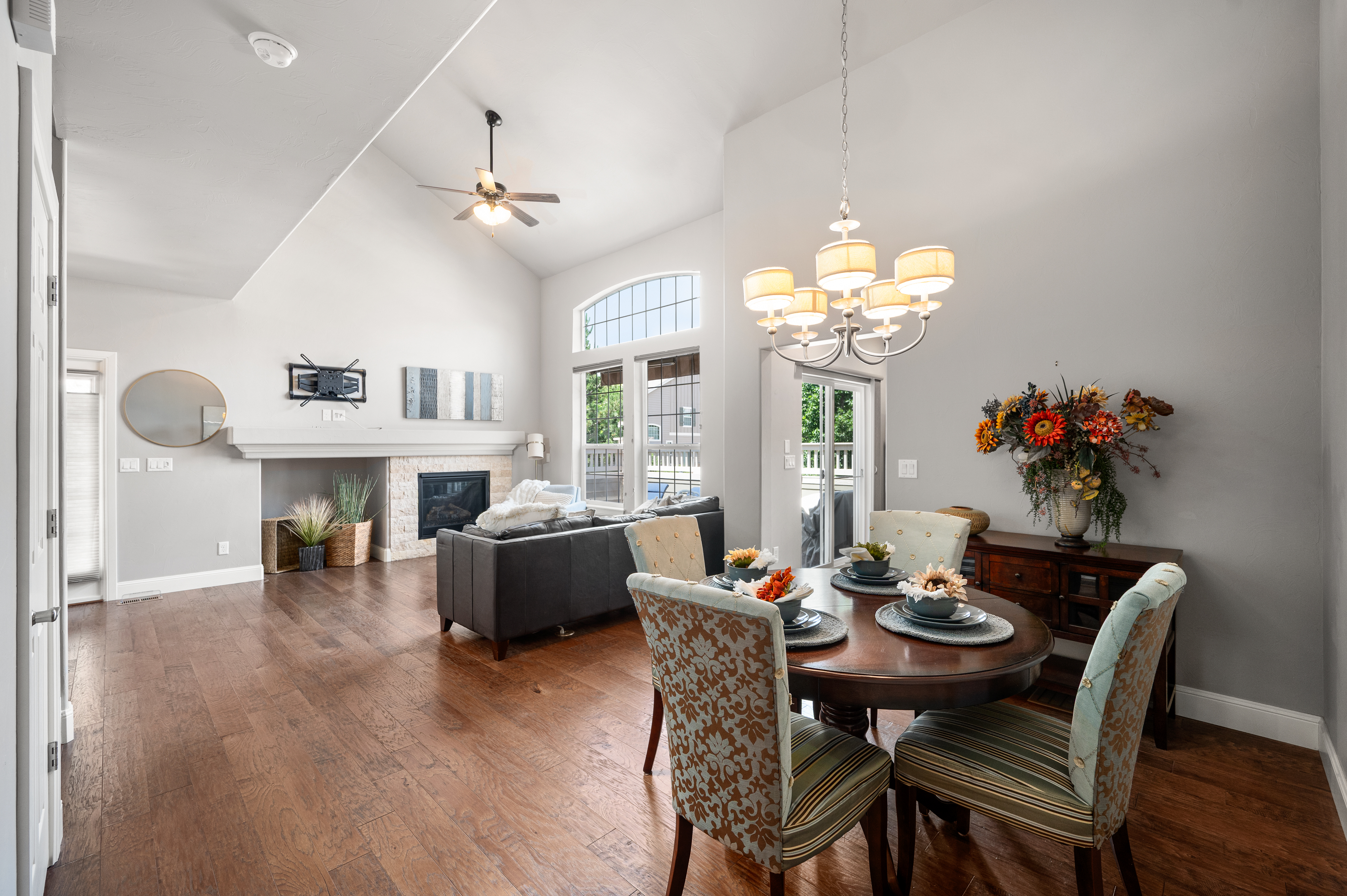  Pristine And Charming End Unit Townhome - 物件實景