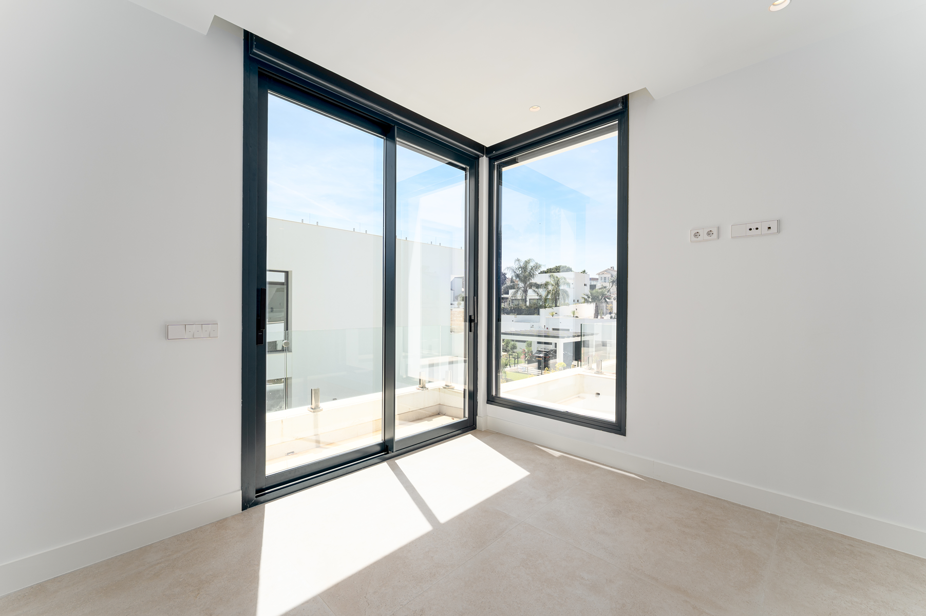  Contemporary Villa with Pool & Solarium in Estepona East - 物件實景