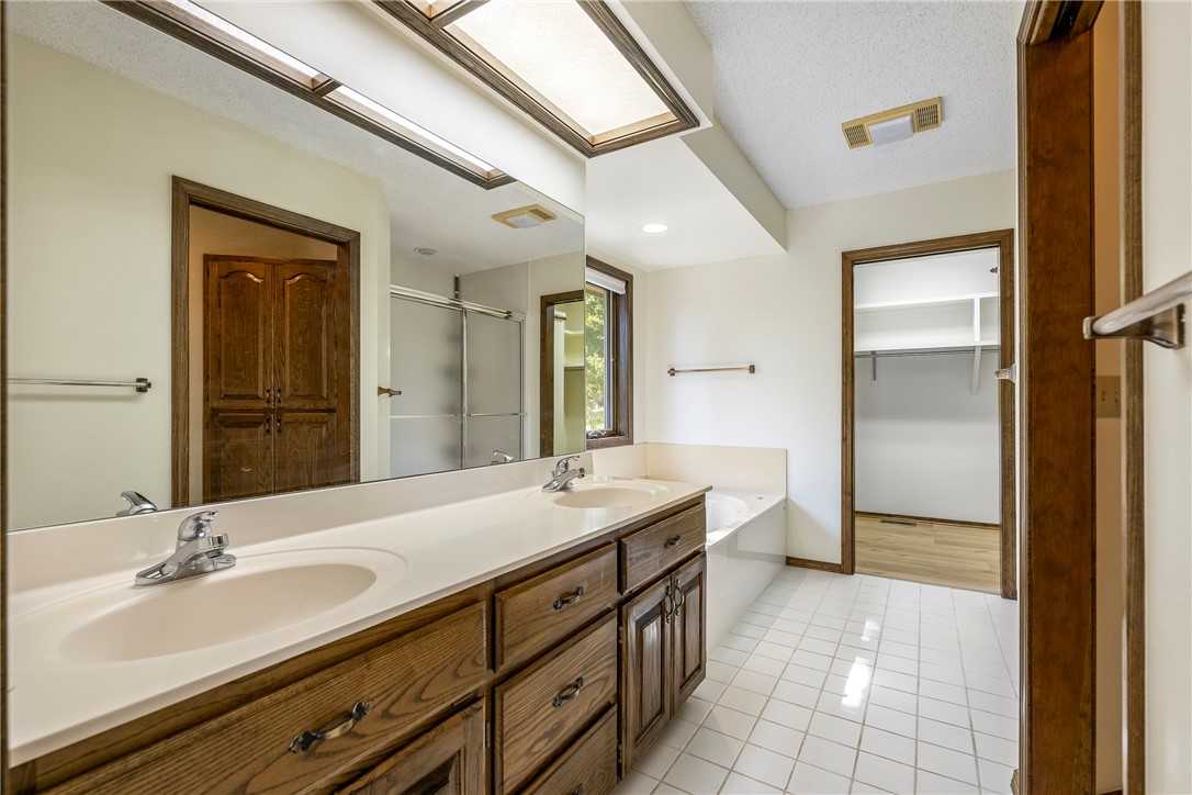 Bella Vista, Arkansas, 72715, United States, 3 Bedrooms Bedrooms, ,4 BathroomsBathrooms,Residential,For Sale,1924957