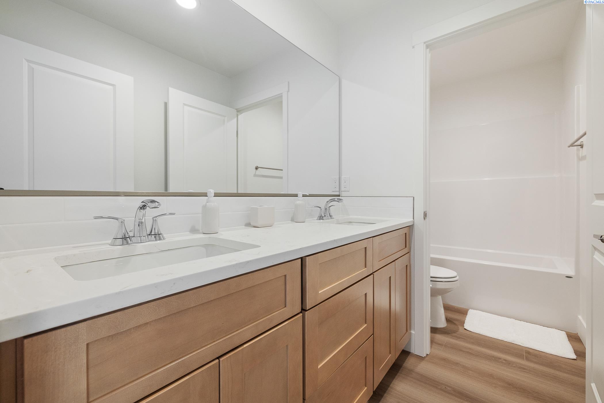 Kennewick, Washington, 99337, United States, 7 Bedrooms Bedrooms, ,Residential,For Sale,1949661