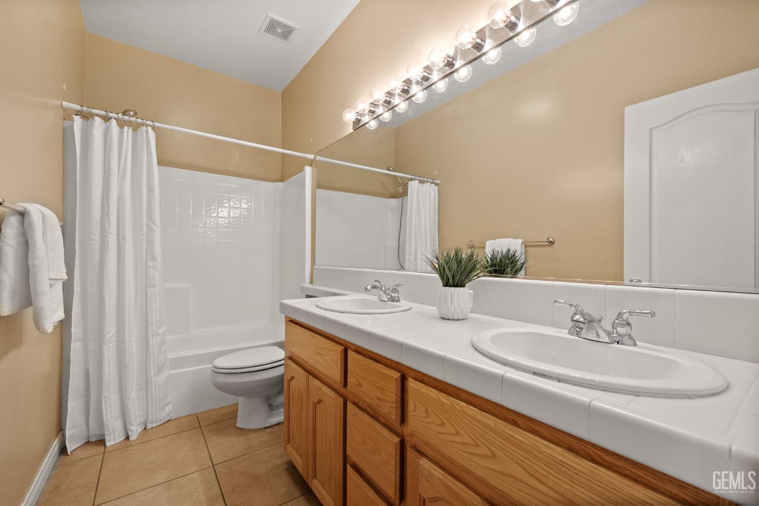 Bakersfield, California, 93312, United States, 4 Bedrooms Bedrooms, ,3 BathroomsBathrooms,Residential,For Sale,1933042