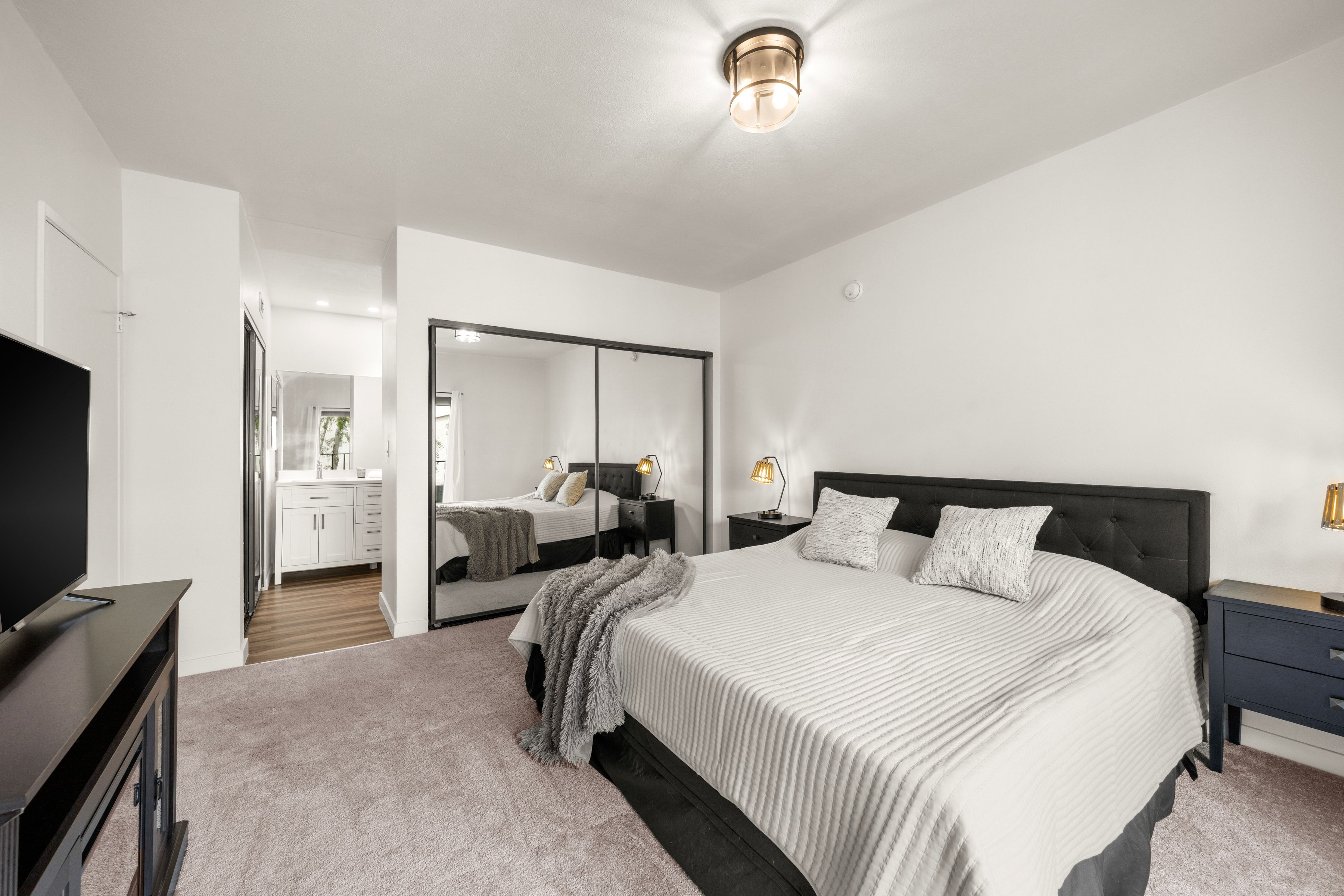  6540 Hayvenhurst Avenue #3 - 物件實景