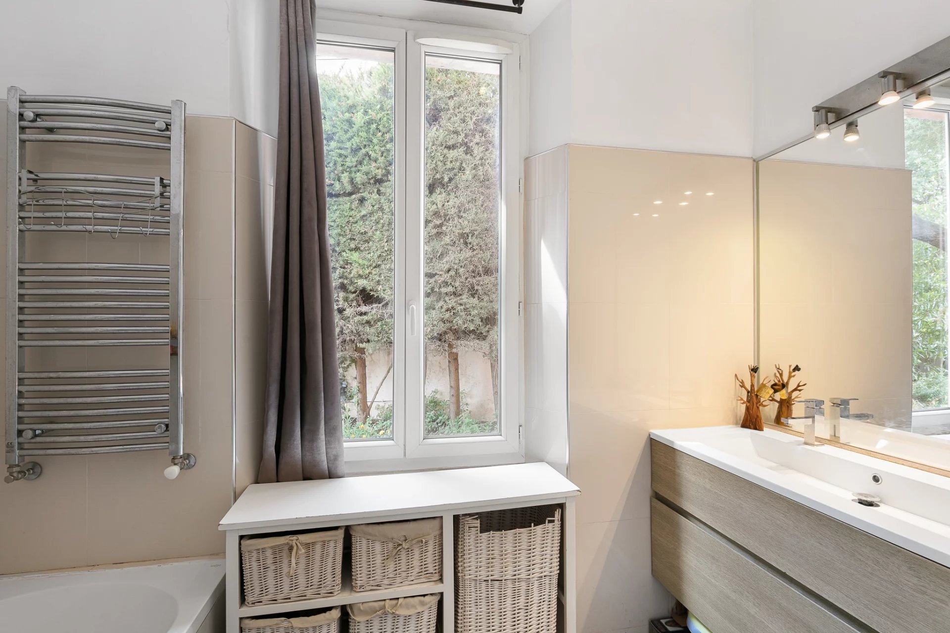 Antibes, Provence-Alpes-Côte d’Azur, 06600, FR, 4 Bedrooms Bedrooms, ,2 BathroomsBathrooms,Residential,For Sale,1857419