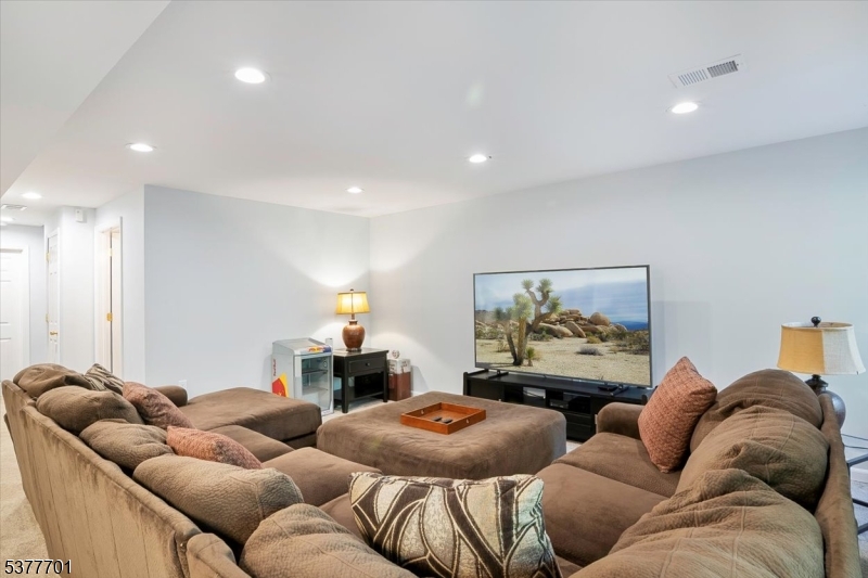 Denville Twp., New Jersey, 07834-3836, United States, 3 Bedrooms Bedrooms, ,4 BathroomsBathrooms,Residential,For Sale,1914239