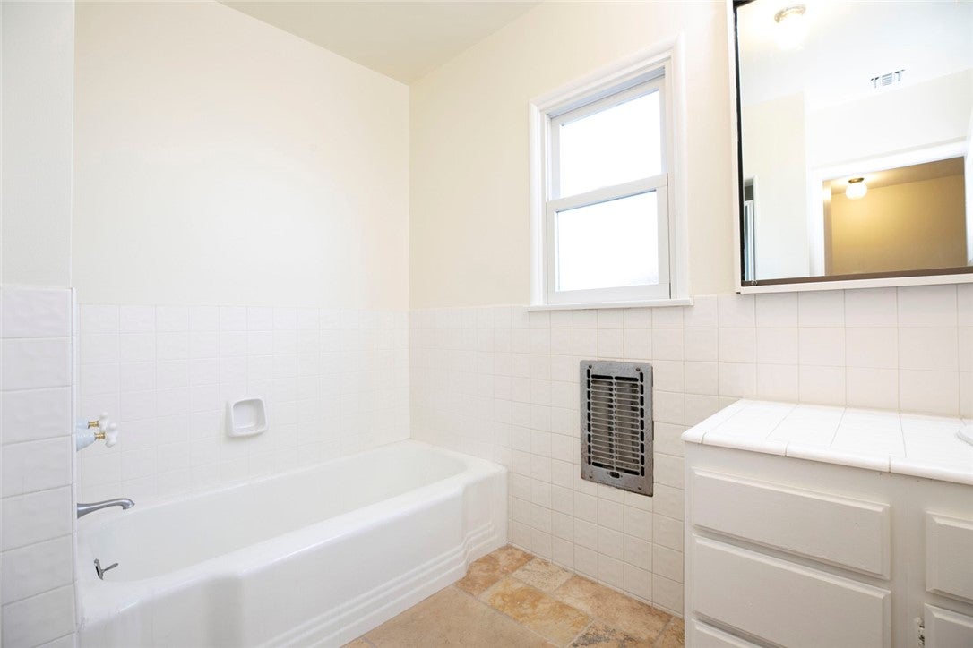 Van Nuys, California, 91405, United States, 2 Bedrooms Bedrooms, ,2 BathroomsBathrooms,Residential,For Sale,1941030