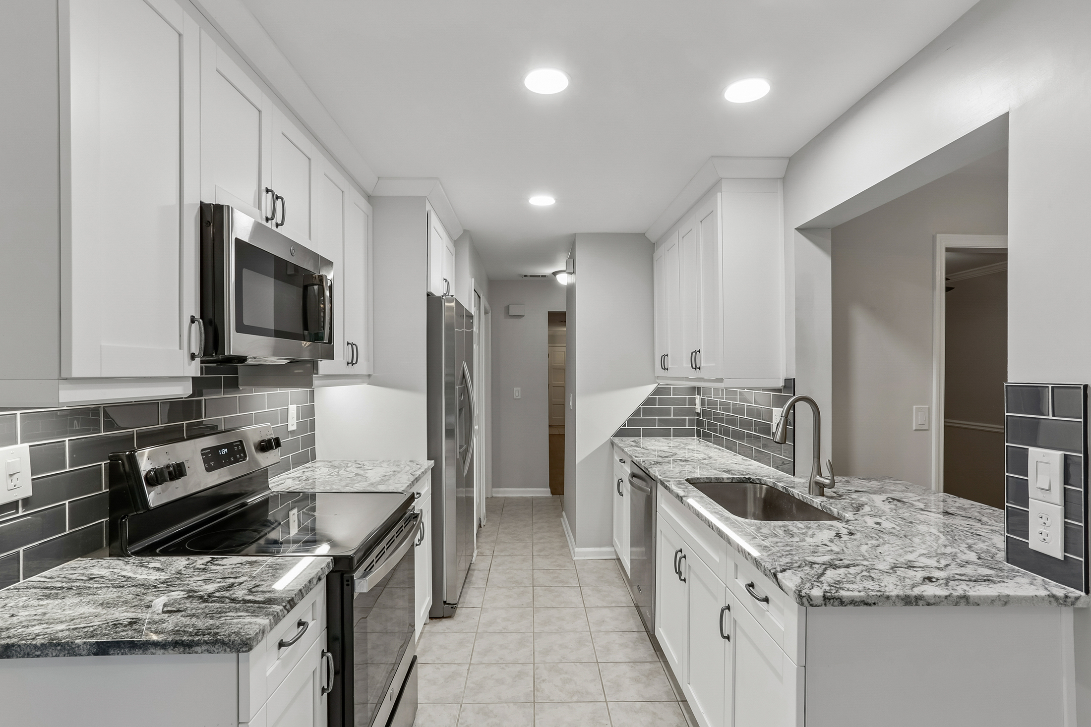  Completely Renovated Move-In Ready End Unit - 物件實景