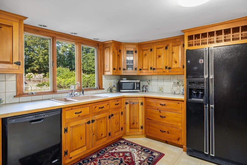 Amesbury, Massachusetts, 01913, United States, 5 Bedrooms Bedrooms, ,4 BathroomsBathrooms,Residential,For Sale,1992950