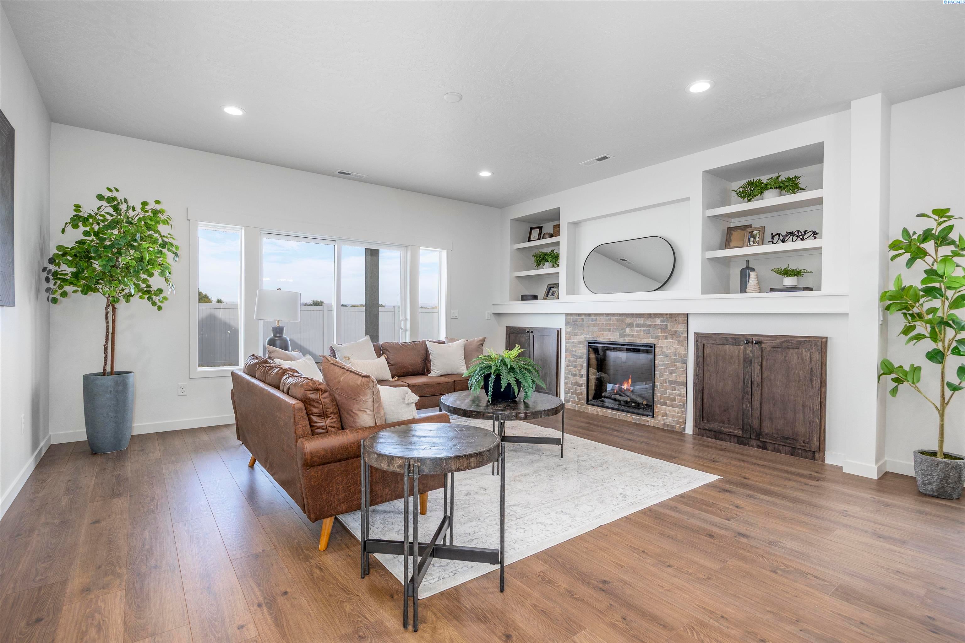 Prosser, Washington, 99350, United States, 4 Bedrooms Bedrooms, ,1 BathroomBathrooms,Residential,For Sale,1977826