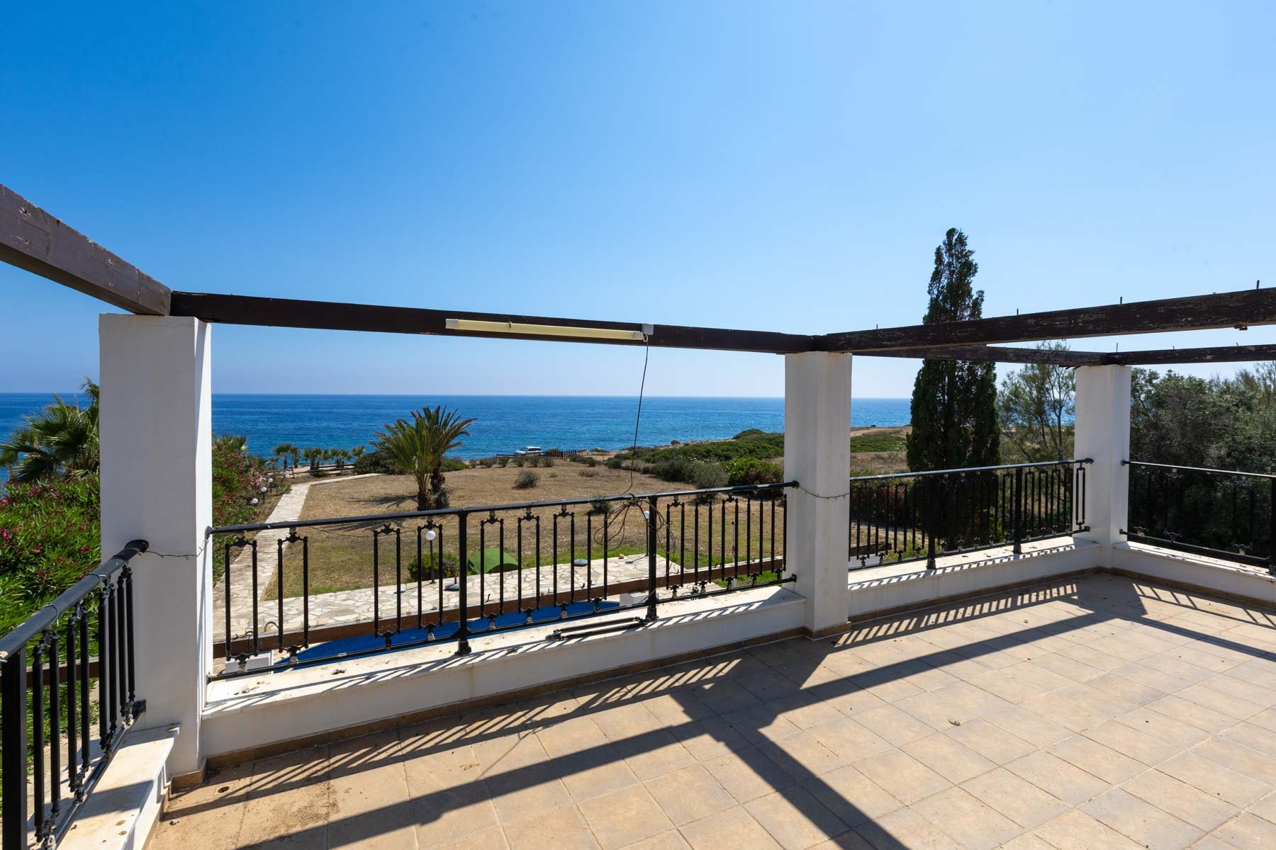  Seafront Plot with a Detached House for redevelopment in Sea Caves, Paphos - 物件實景