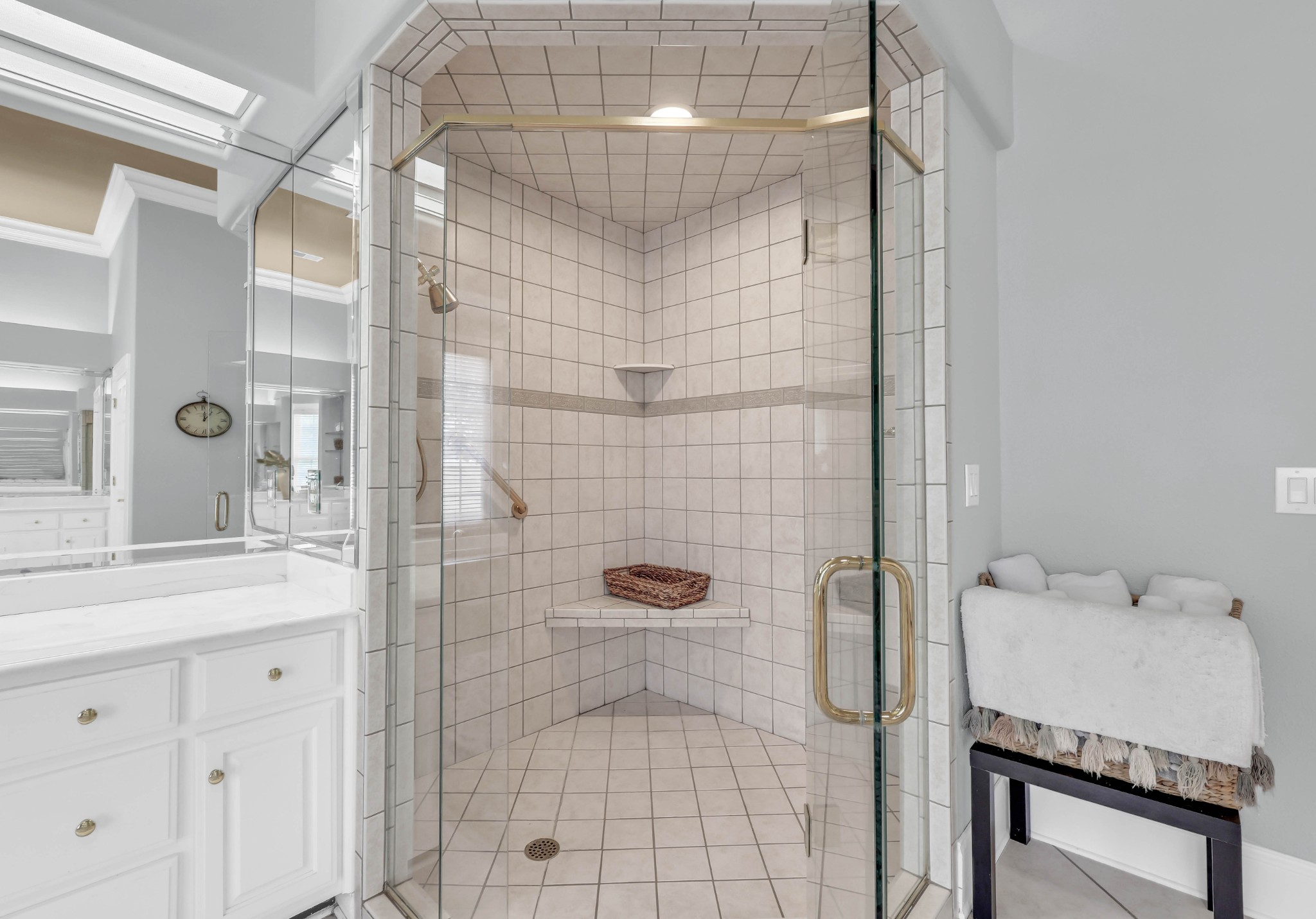 Clarksville, Tennessee, 37043, United States, 4 Bedrooms Bedrooms, ,4 BathroomsBathrooms,Residential,For Sale,1980790