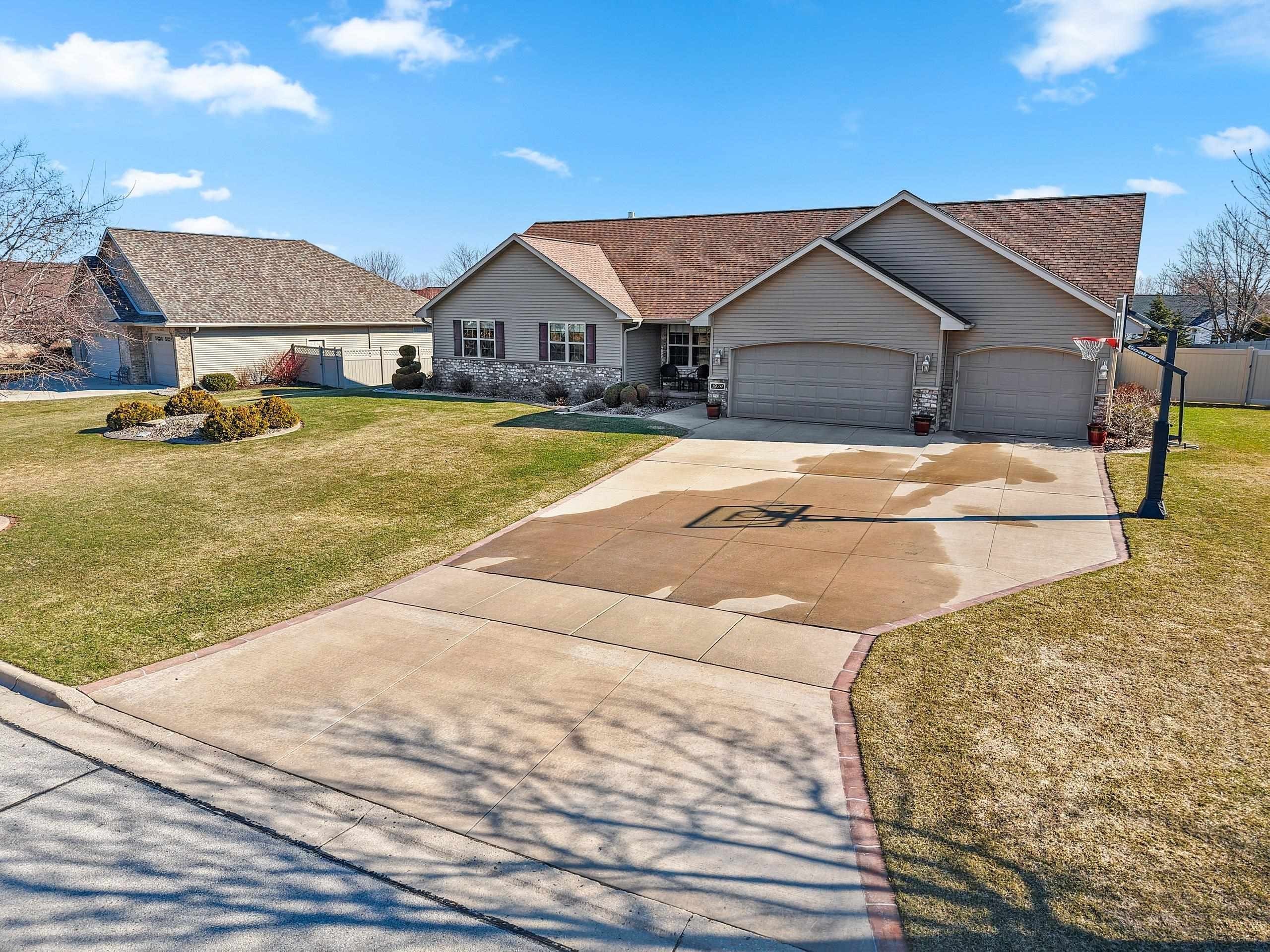 DE PERE, Wisconsin, 54115, United States, 5 Bedrooms Bedrooms, ,4 BathroomsBathrooms,Residential,For Sale,2048678