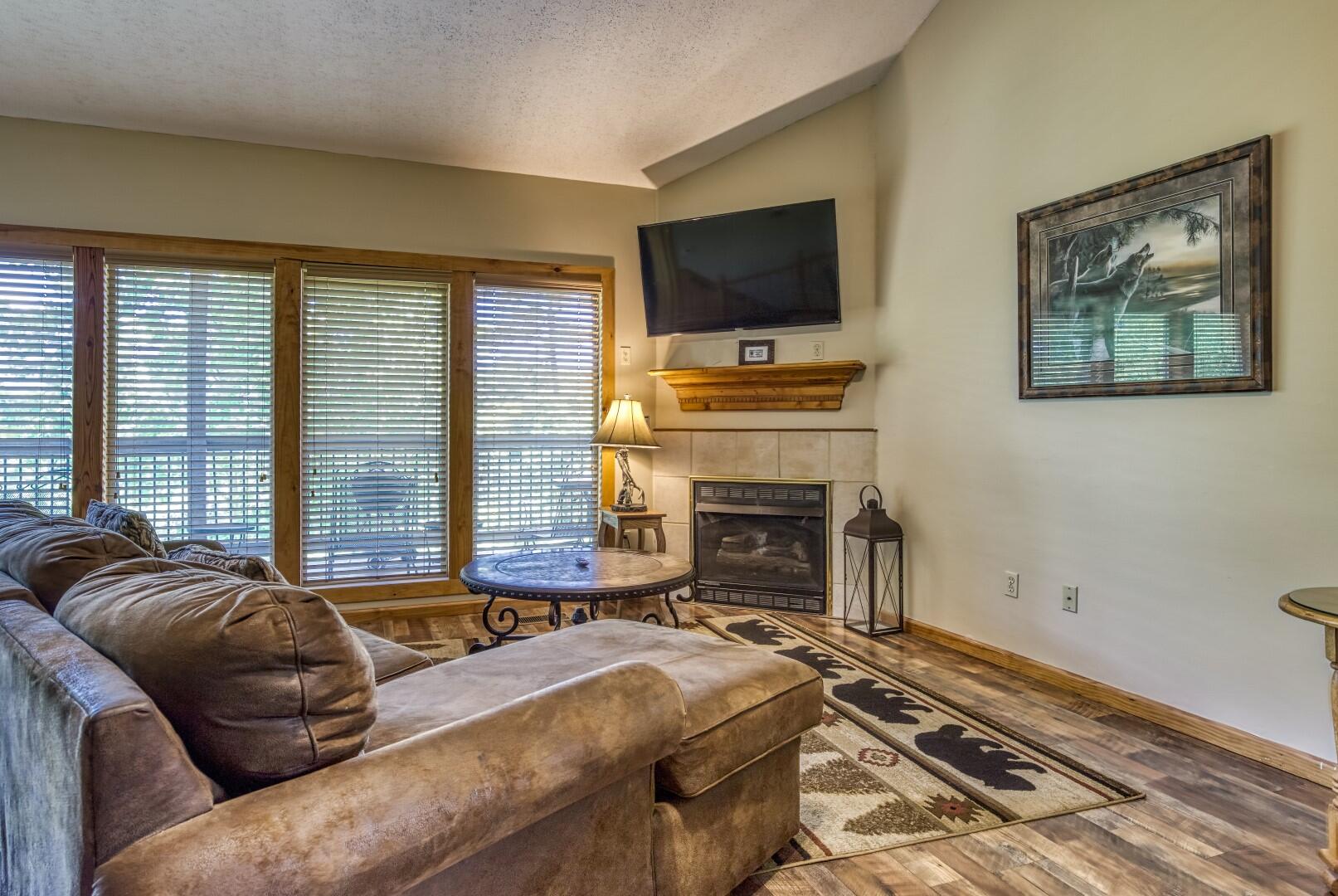 Gatlinburg, Tennessee, 37738, United States, 2 Bedrooms Bedrooms, ,3 BathroomsBathrooms,Residential,For Sale,1931589
