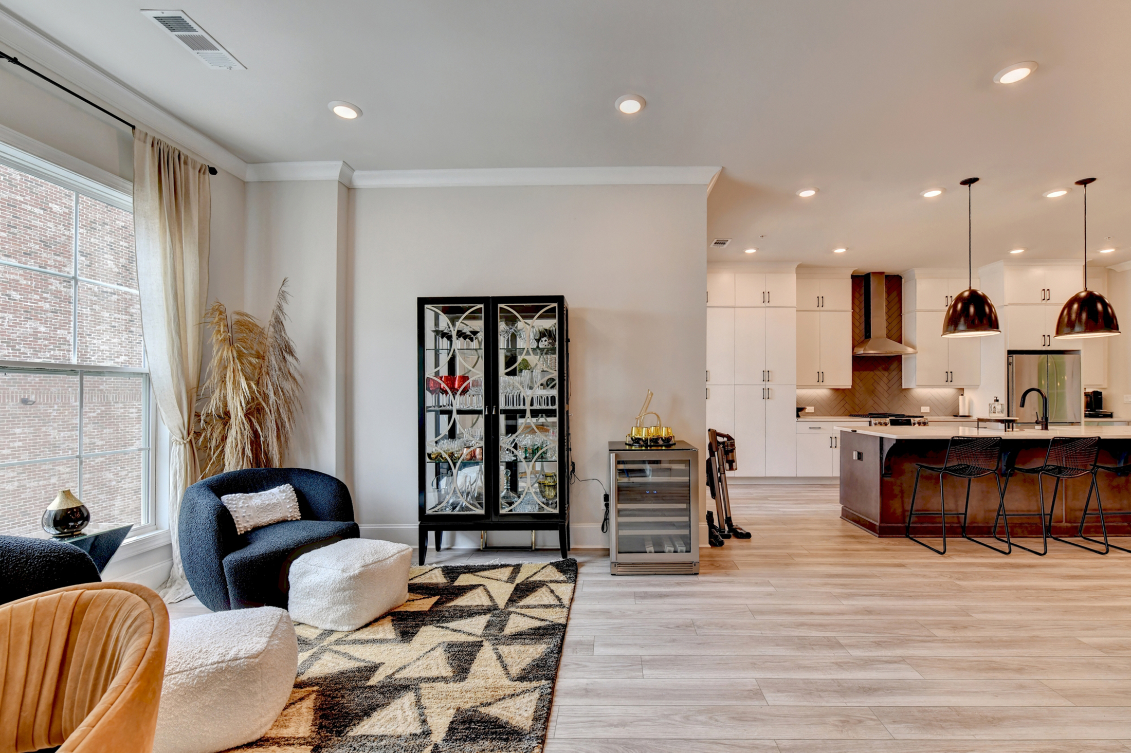  Welcome Home to this Magnificent Three-Story Townhome - 物件實景