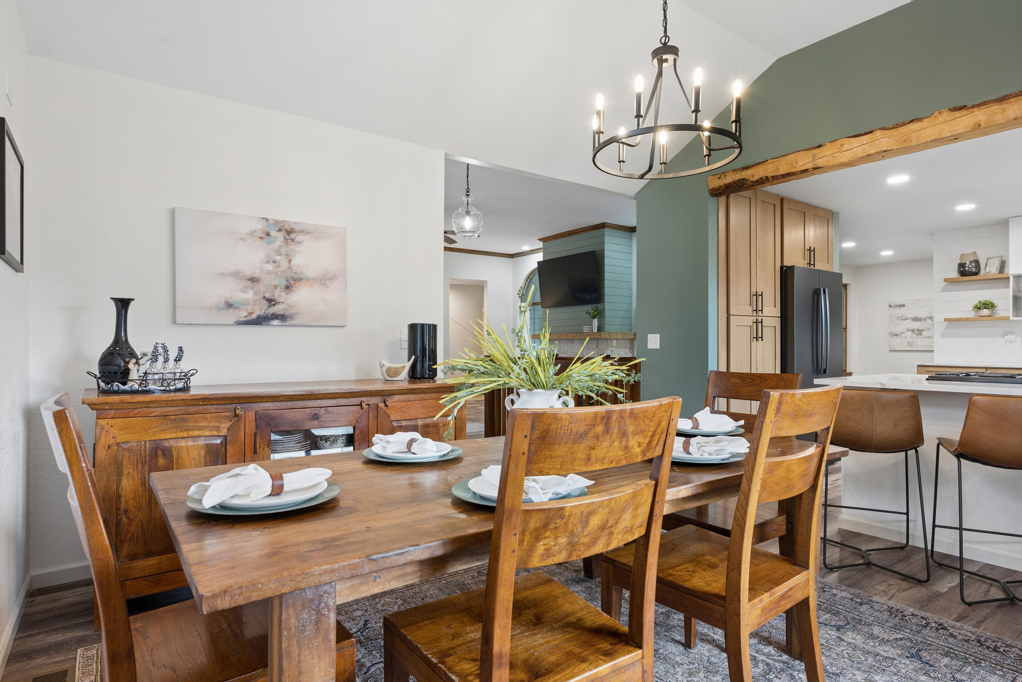  Thoughtfully Updated and Beautifully Maintained Ranch-Style Residence - 物件實景