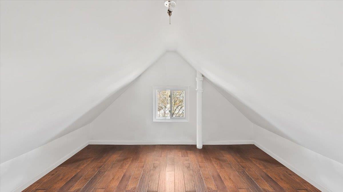 Bronx, New York, 10465, United States, 5 Bedrooms Bedrooms, ,4 BathroomsBathrooms,Residential,For Sale,1900837