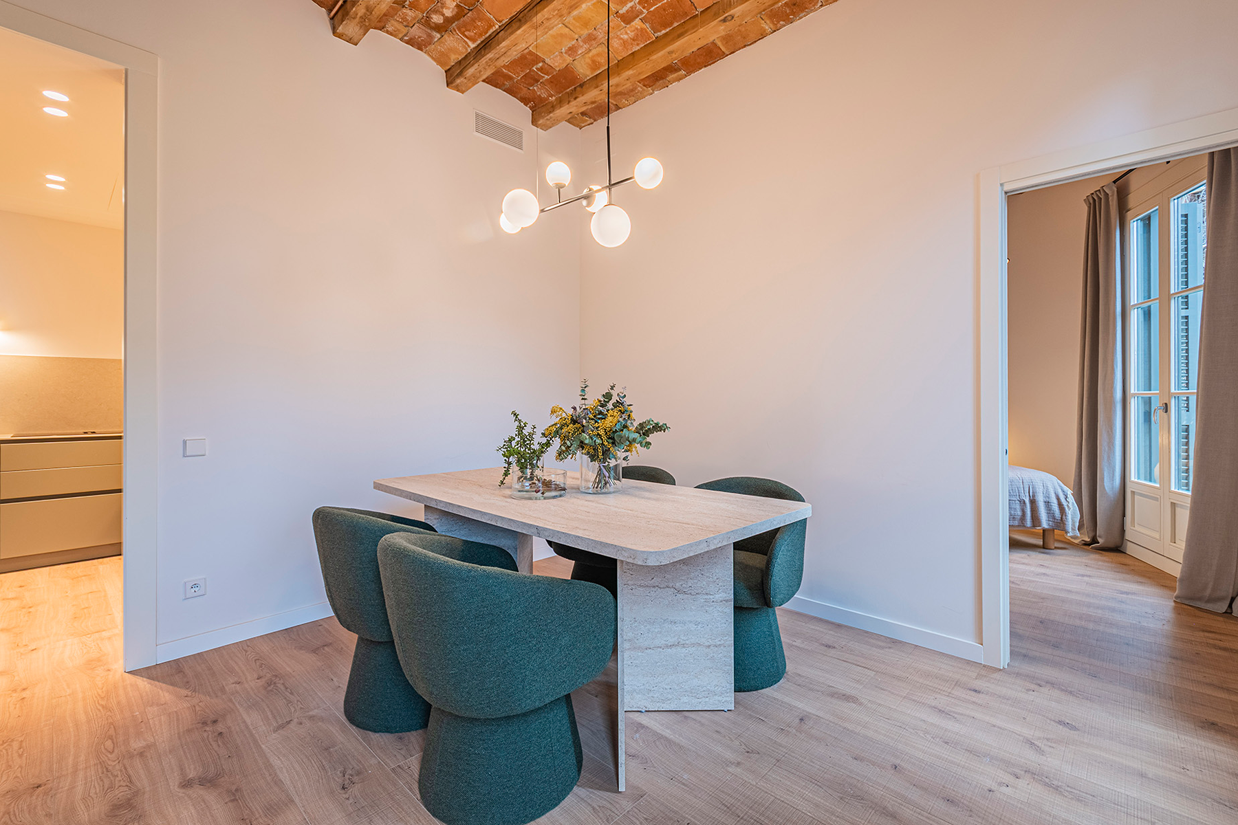  Renovated corner apartment with lots of natural light - 物件實景