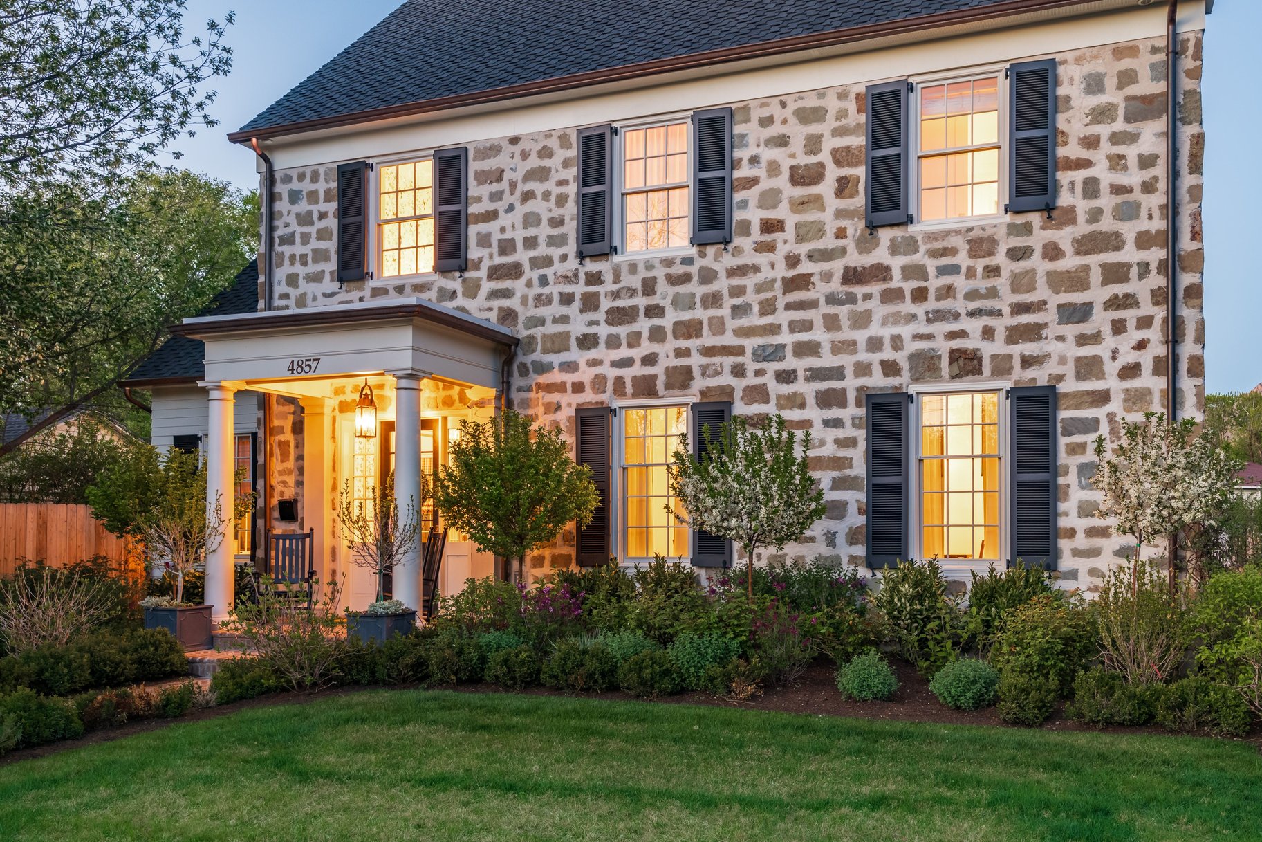  Timeless Colonial Charm Meets Refined Modern Luxury In This Storybook Retreat - 物件實景