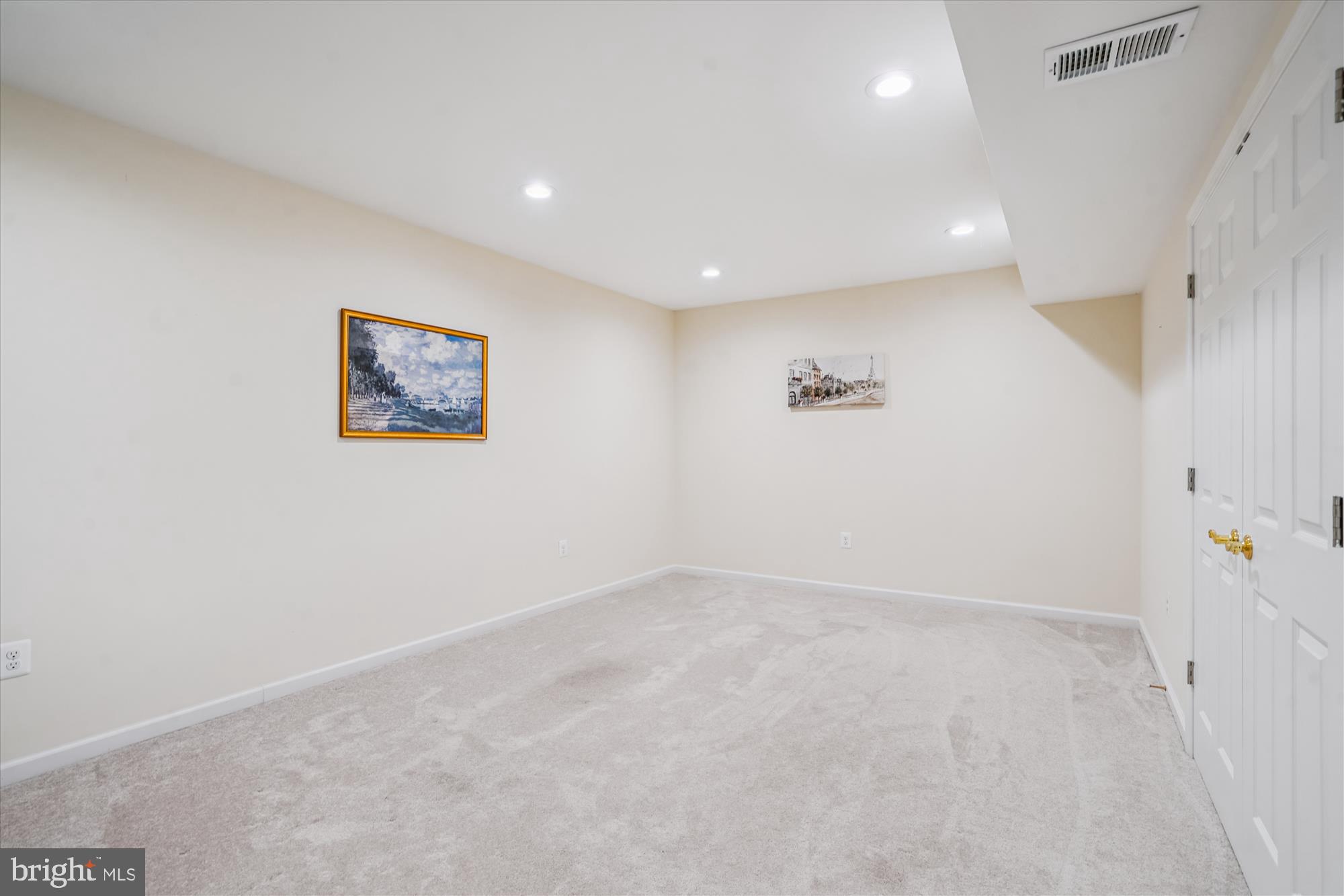 Burke, Virginia, 22015, United States, 5 Bedrooms Bedrooms, ,4 BathroomsBathrooms,Residential,For Sale,1905791