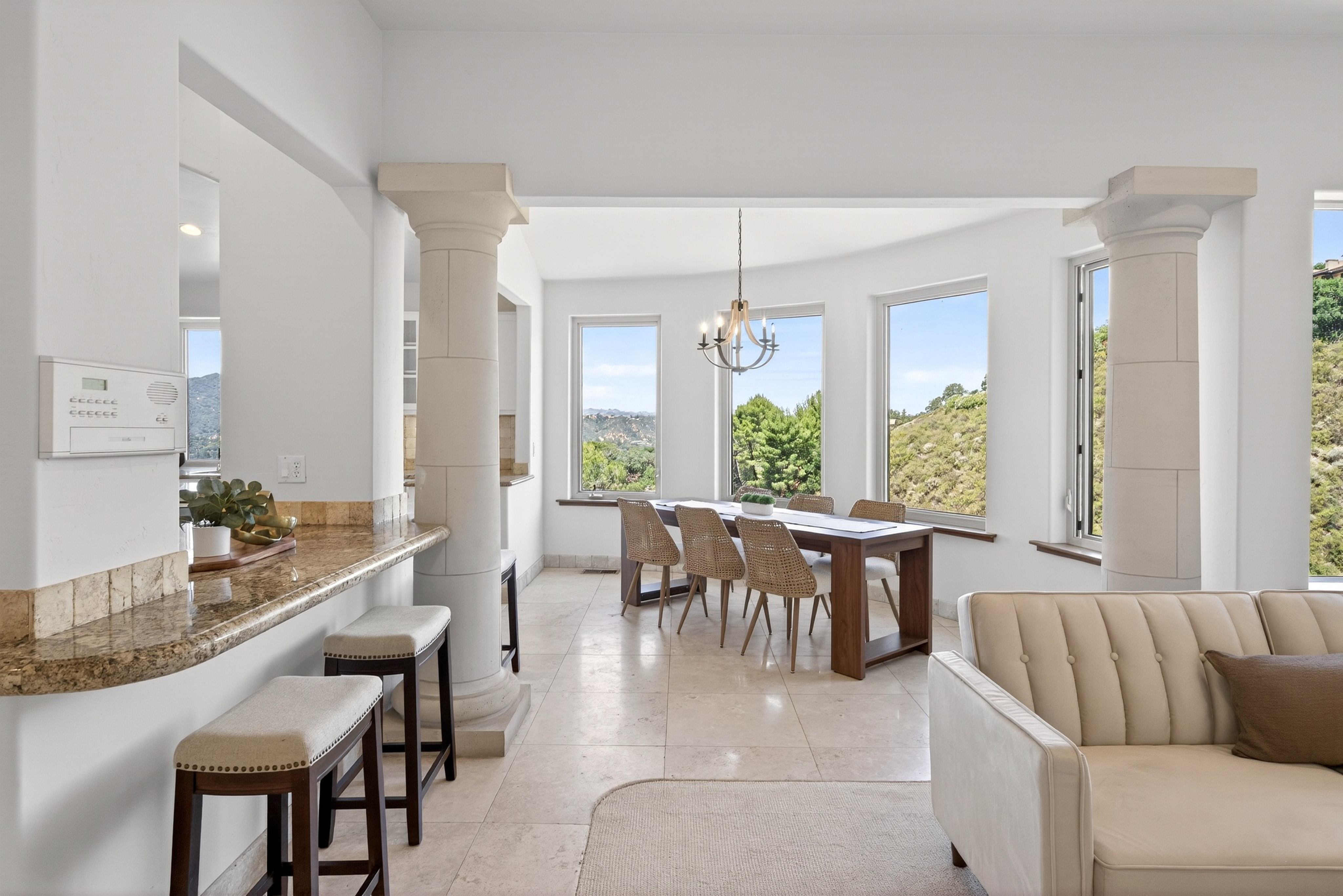  An Extraordinary Round Hill Estate Defined by Privacy, Views, and Sophistication - 物件實景
