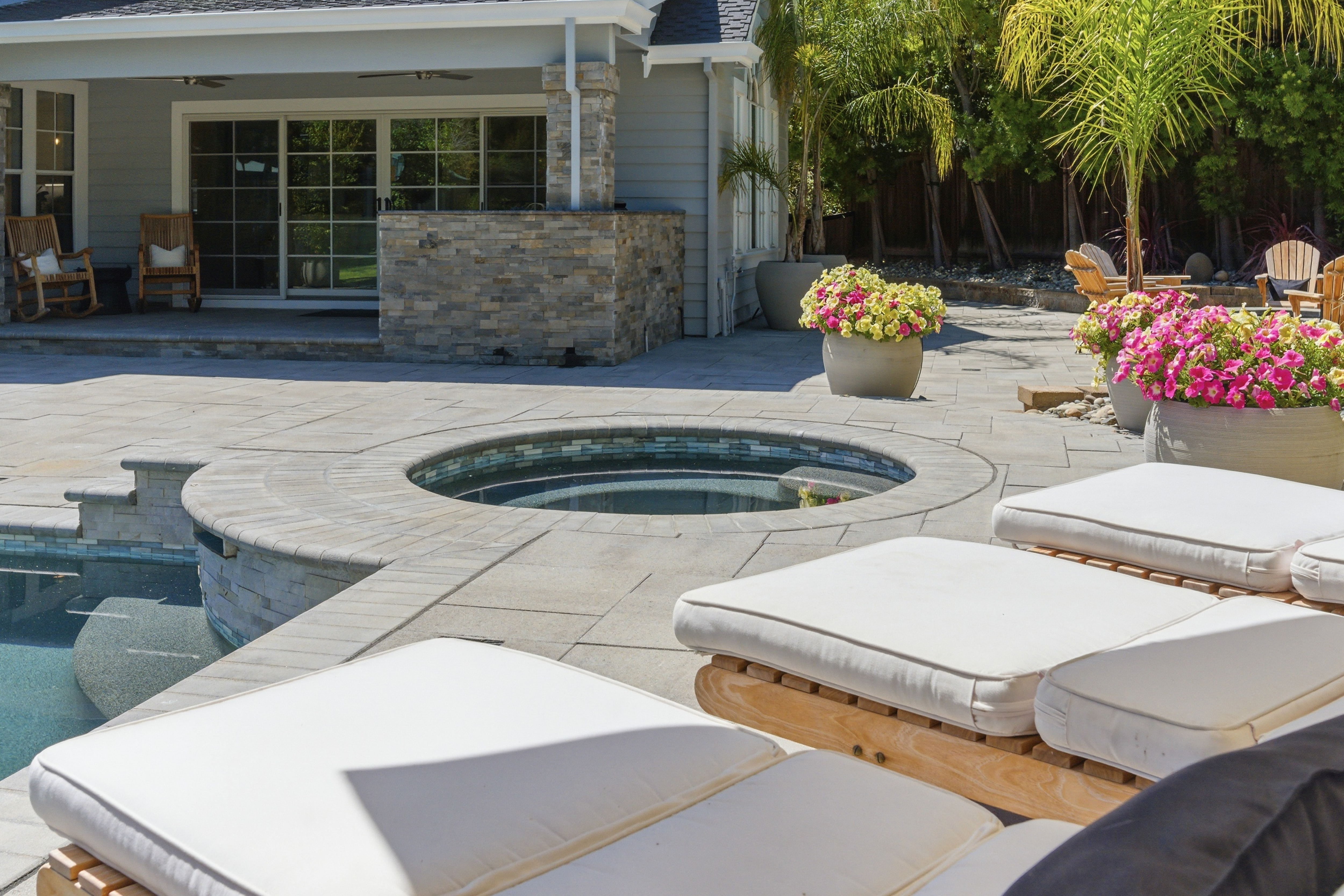  Timeless Transitional Estate with Resort-Style Backyard - 物件實景