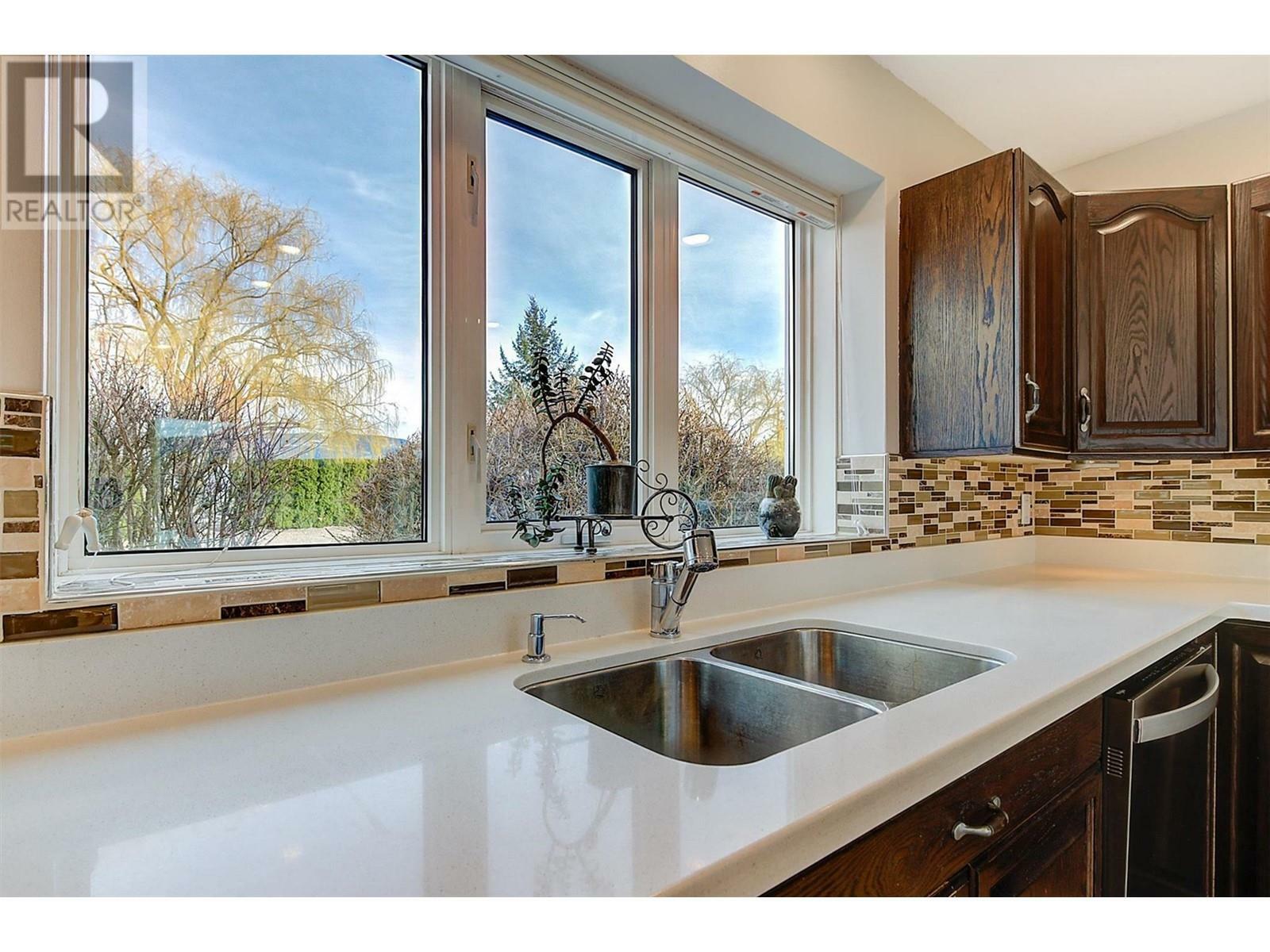 KELOWNA, British Columbia, V1V 2G6, CA, 5 Bedrooms Bedrooms, ,4 BathroomsBathrooms,Residential,For Sale,1838260