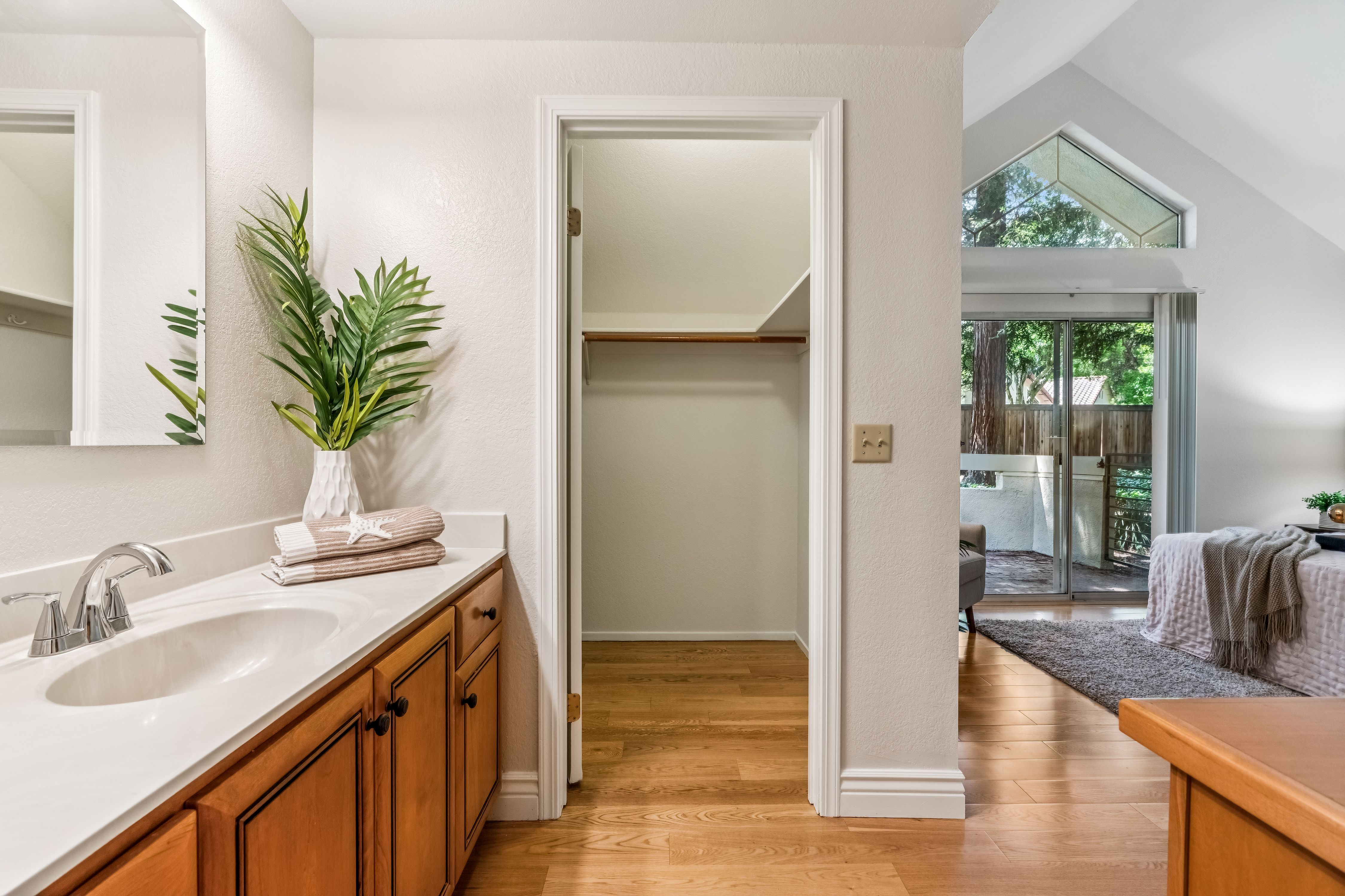  Private, Updated Townhome Surrounded by Majestic Trees - 物件實景