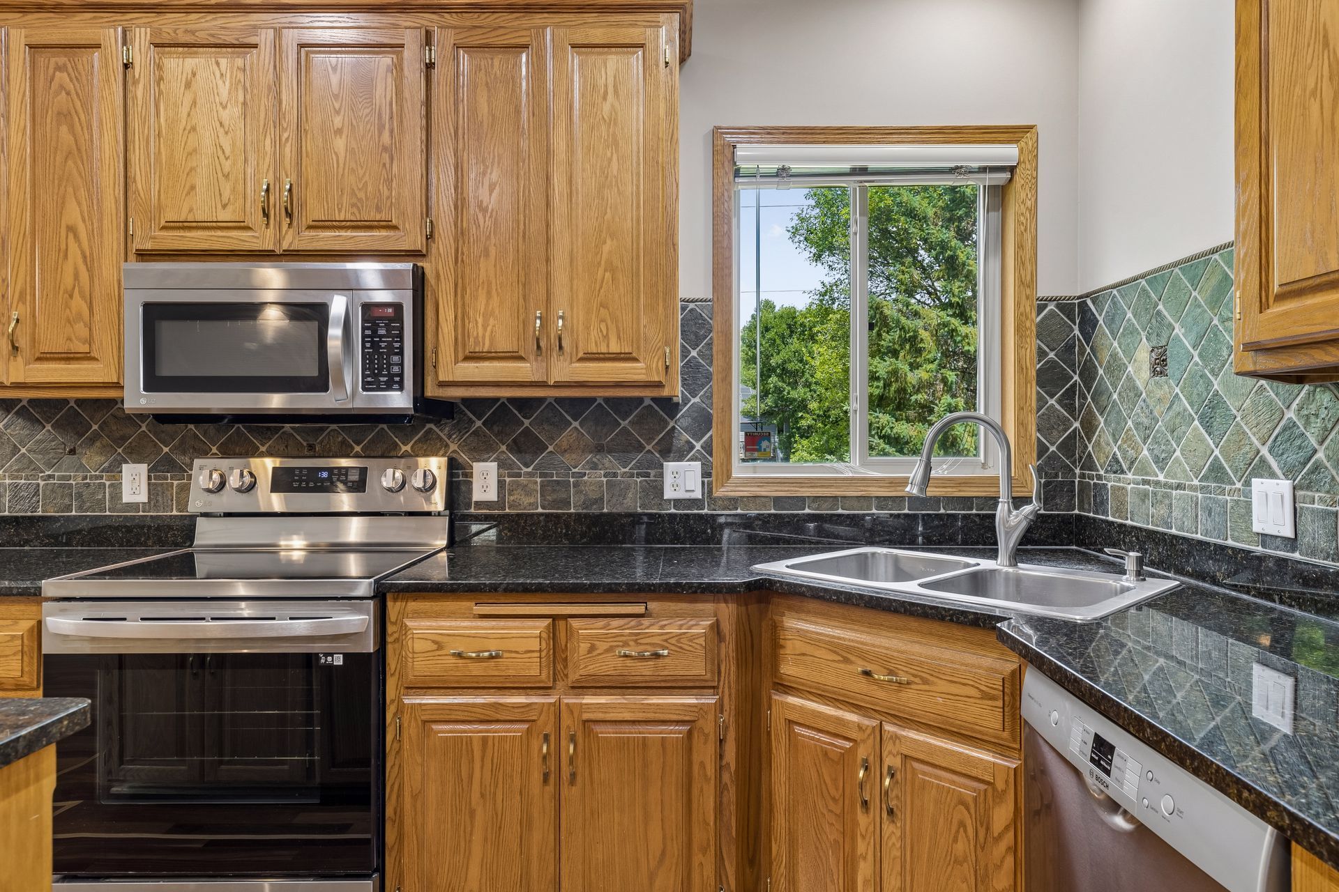  Meticulously Maintained Executive Home Near Parks and Trails - 物件實景