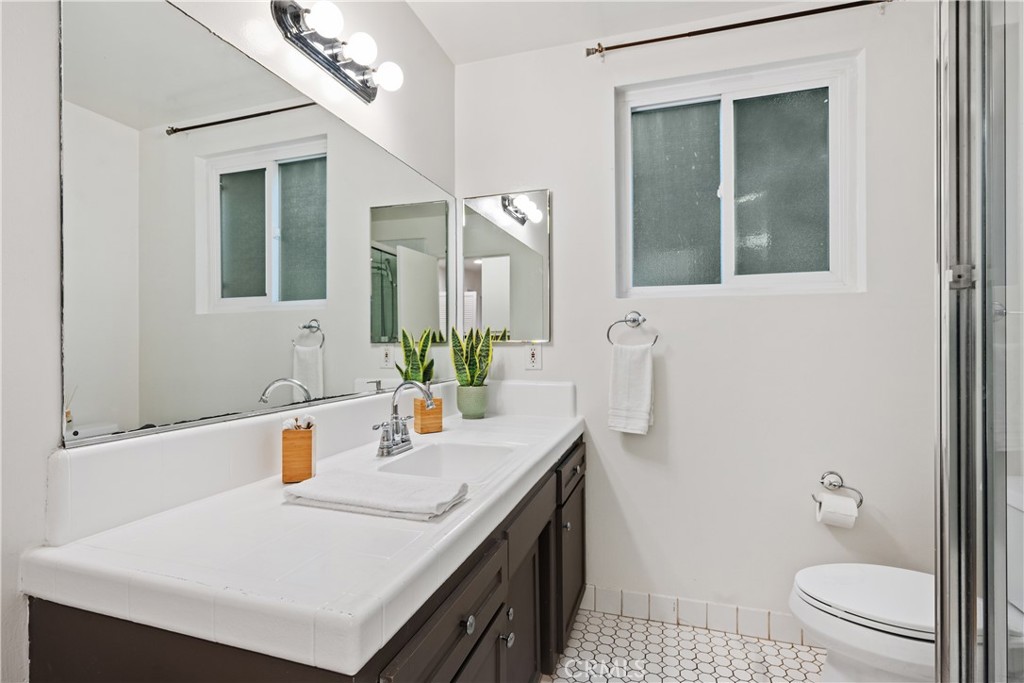 Santa Monica, California, 90403, United States, 2 Bedrooms Bedrooms, ,2 BathroomsBathrooms,Residential,For Sale,1990936