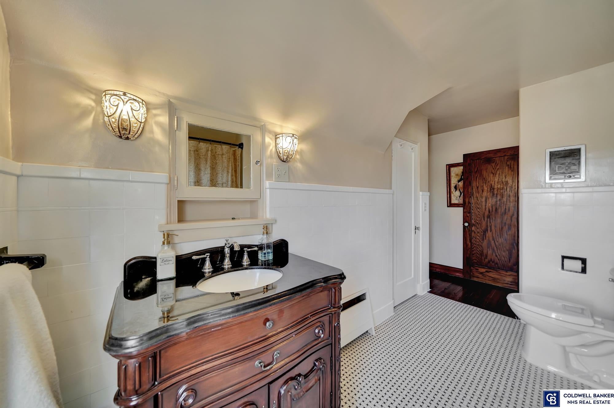 Lincoln, Nebraska, 68510, United States, 6 Bedrooms Bedrooms, ,2 BathroomsBathrooms,Residential,For Sale,1796246