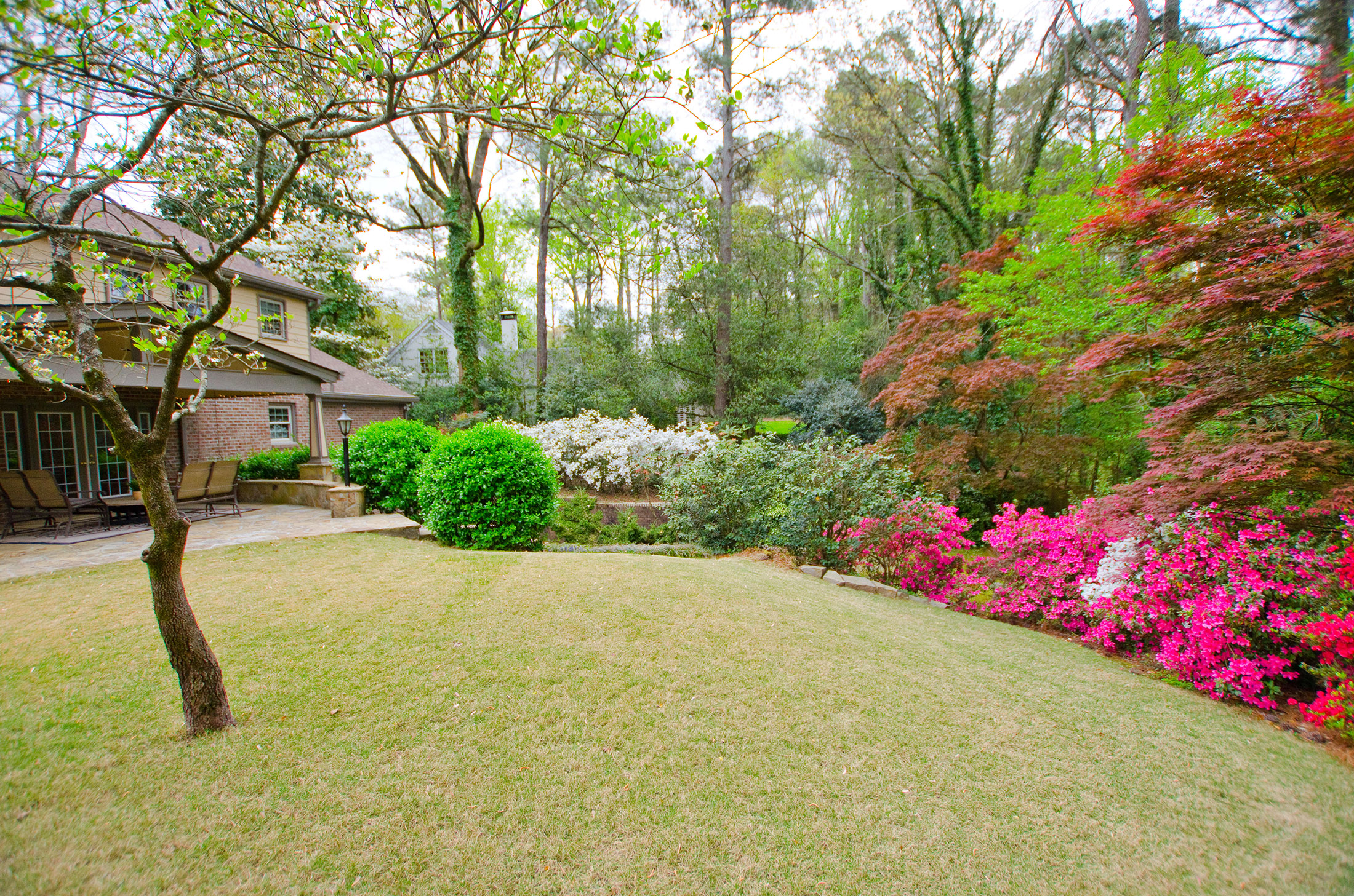  Stately Tudor-Style Home Tucked Away on a Quiet Cul-De-Sac - 物件實景