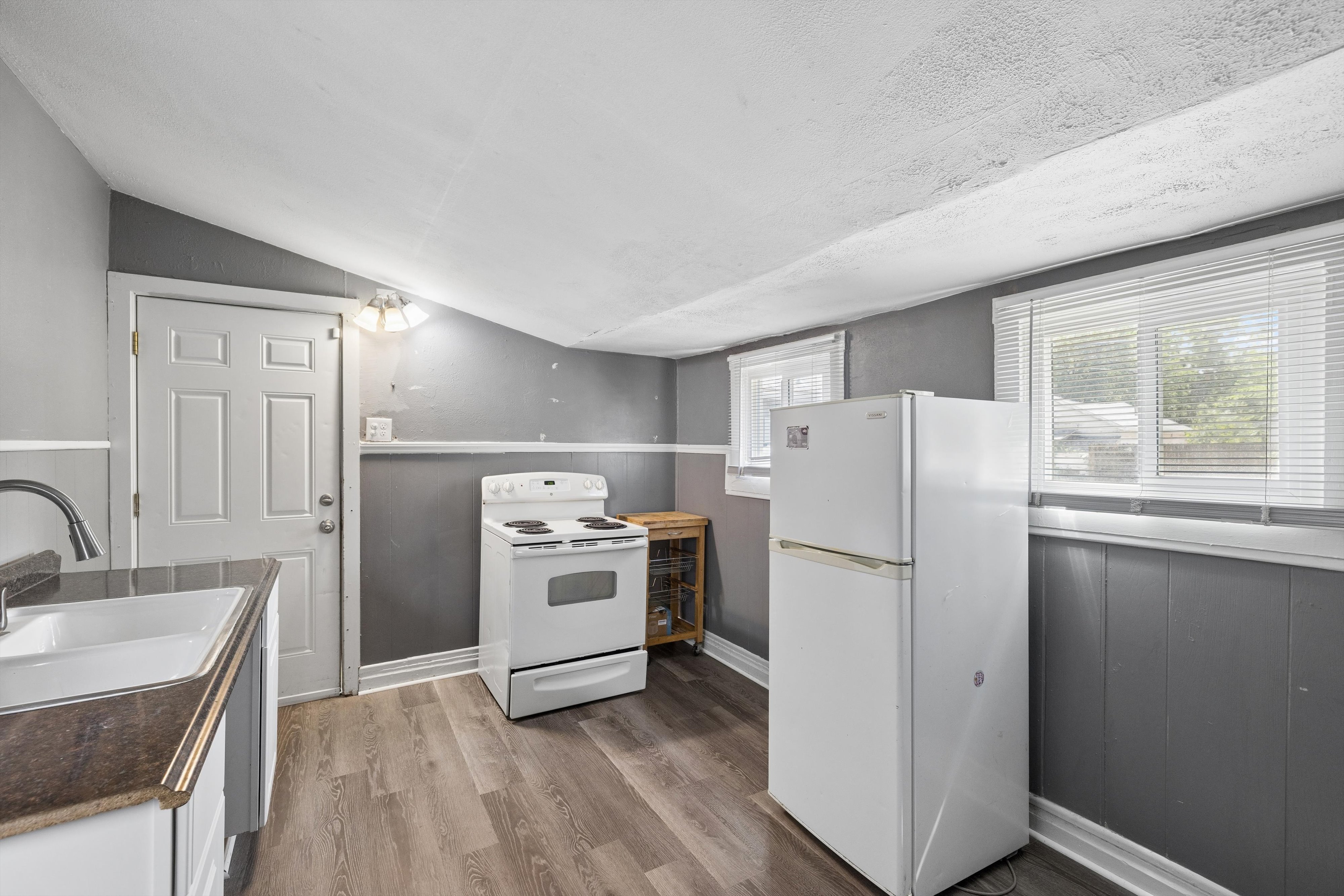  A rare opportunity to own a three-unit residential income property designed for - 物件實景