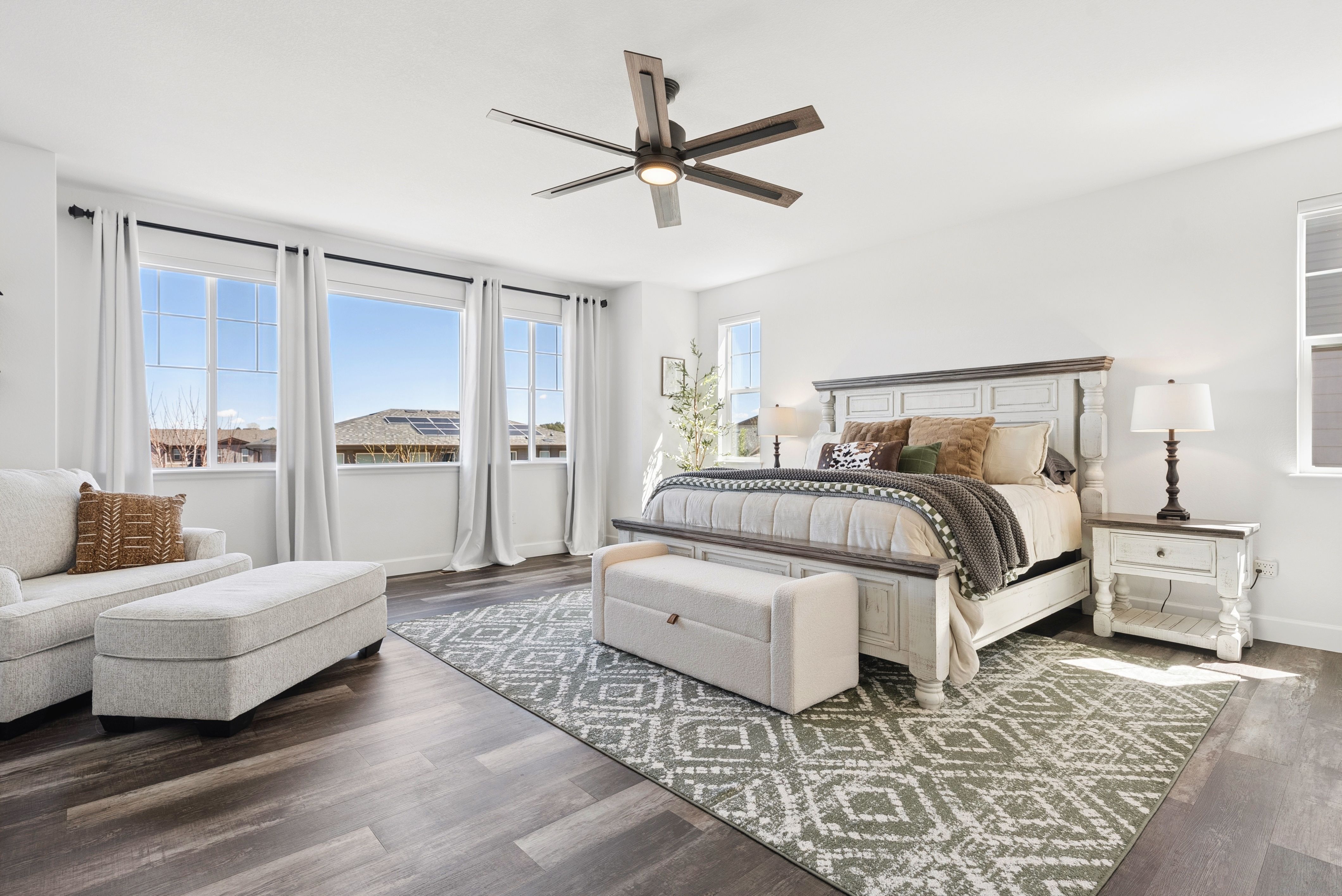  Newer construction, thoughtful design, and beautifully scaled spaces - 物件實景