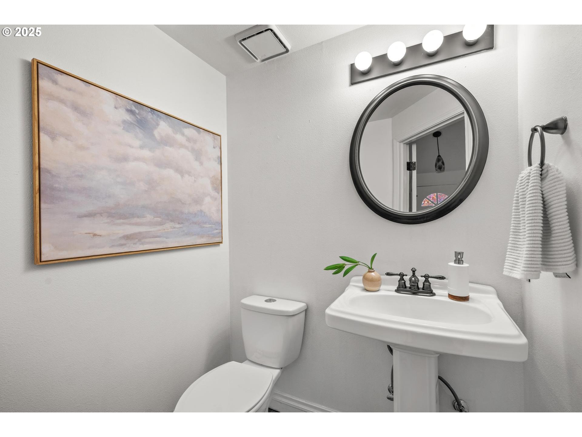 Hillsboro, Oregon, 97124, United States, 3 Bedrooms Bedrooms, ,2 BathroomsBathrooms,Residential,For Sale,1865919