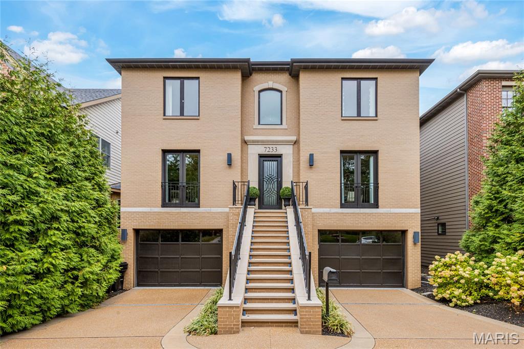 University City, Missouri, 63105, United States, 4 Bedrooms Bedrooms, ,5 BathroomsBathrooms,Residential,For Sale,1989585