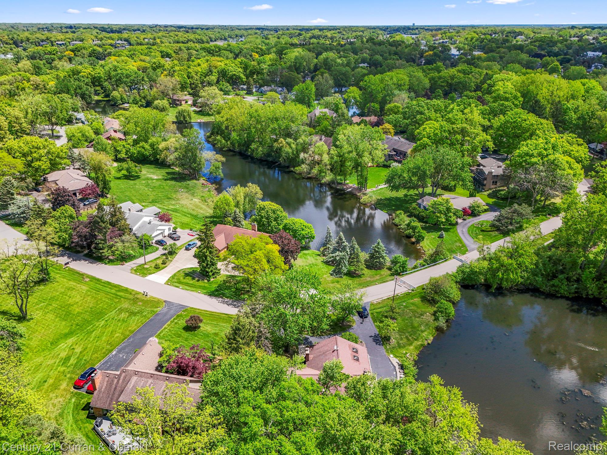 West Bloomfield Charter Township, Michigan, 48323, United States, 4 Bedrooms Bedrooms, ,4 BathroomsBathrooms,Residential,For Sale,1942642