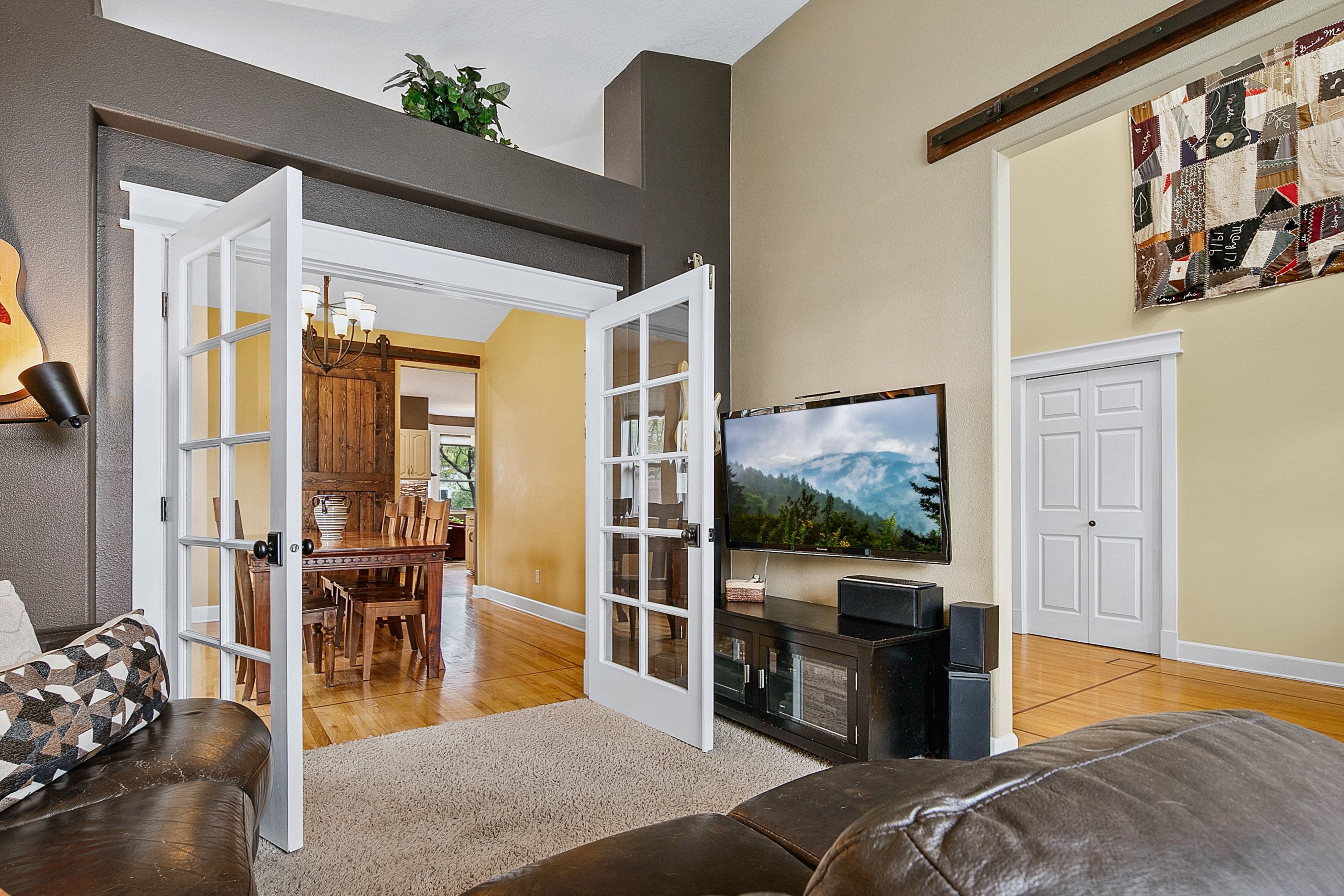  Spacious Updated Home Backs To Park With Scenic Foothills Views - 物件實景