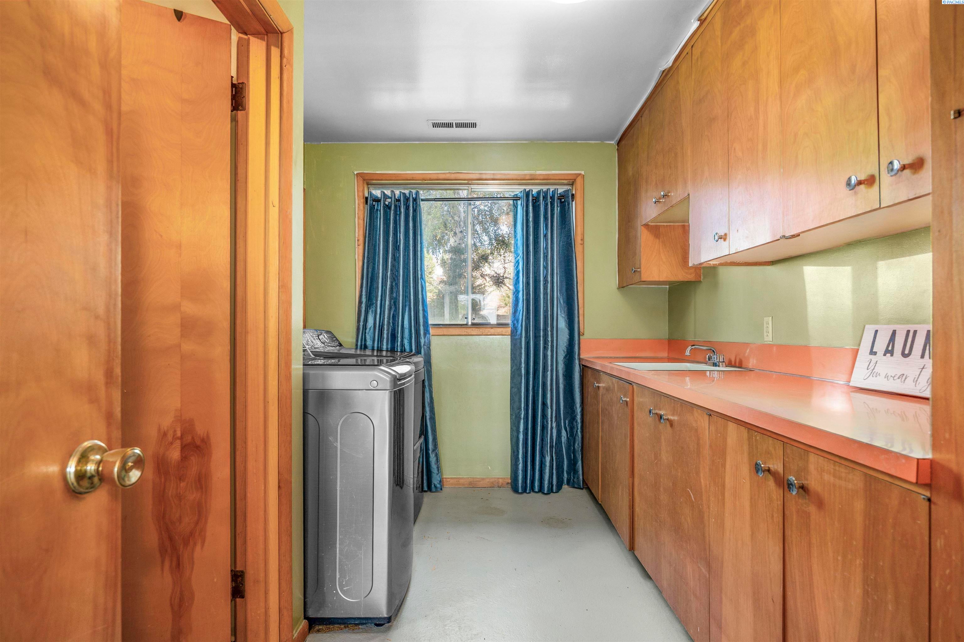 Sunnyside, Washington, 98944, United States, 4 Bedrooms Bedrooms, ,3 BathroomsBathrooms,Residential,For Sale,1979246