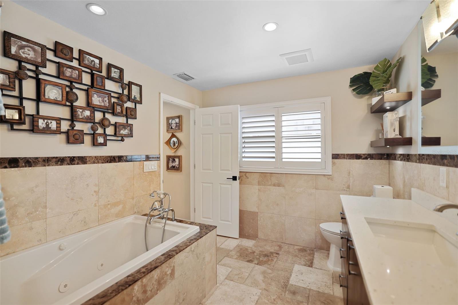 St. Petersburg, Florida, 33707, United States, 3 Bedrooms Bedrooms, ,2 BathroomsBathrooms,Residential,For Sale,1978831